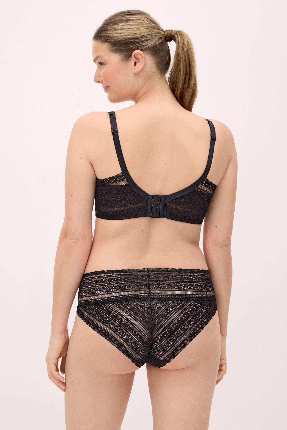 10173-2-conjunto-interior-lencero-sujetador-capacidad-con-aro-con-relleno-braga-midi-negro-love-sets-paula-echevarria