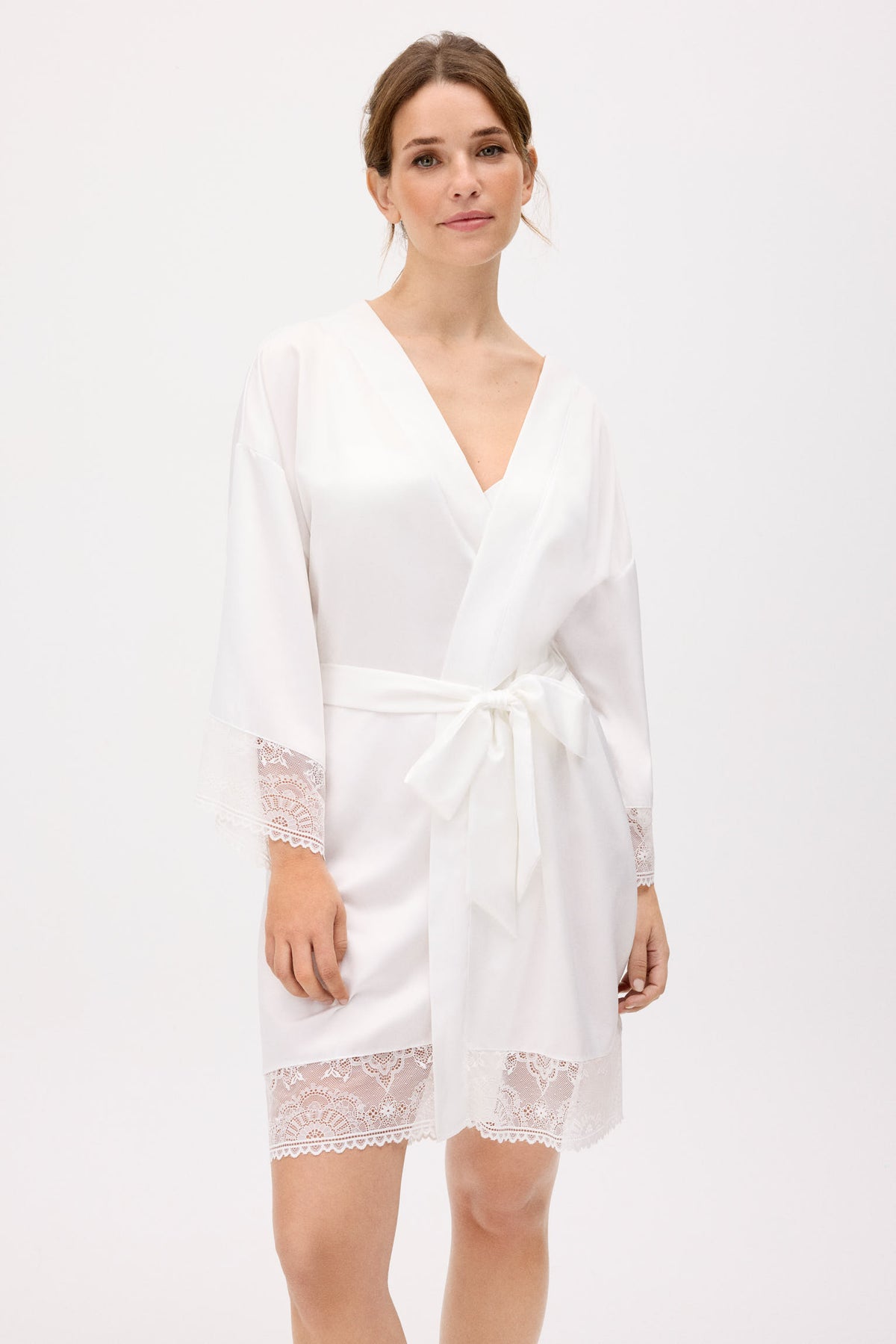 10181-1-bata-de-manga-larga-de-saten-blanco-novia-blanco-paula-echevarria