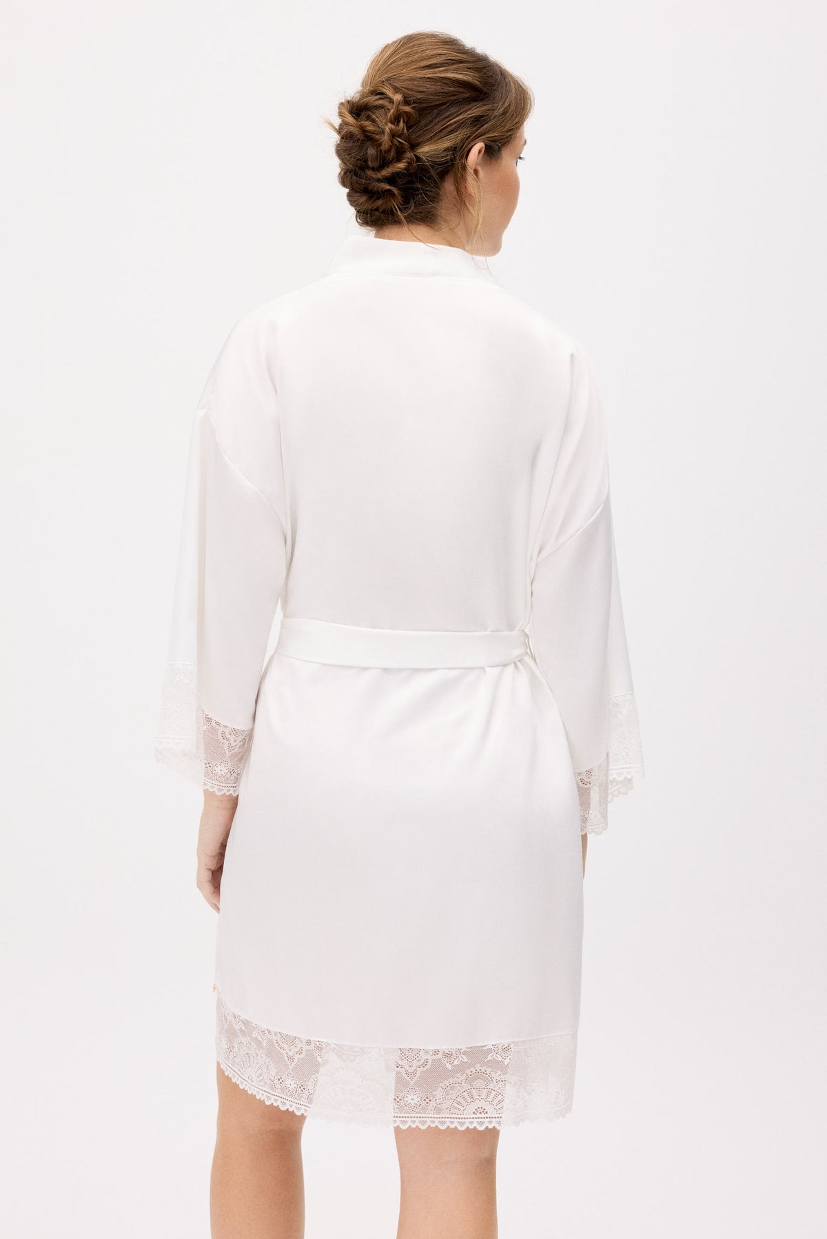 10181-2-bata-de-manga-larga-de-saten-blanco-novia-blanco-paula-echevarria