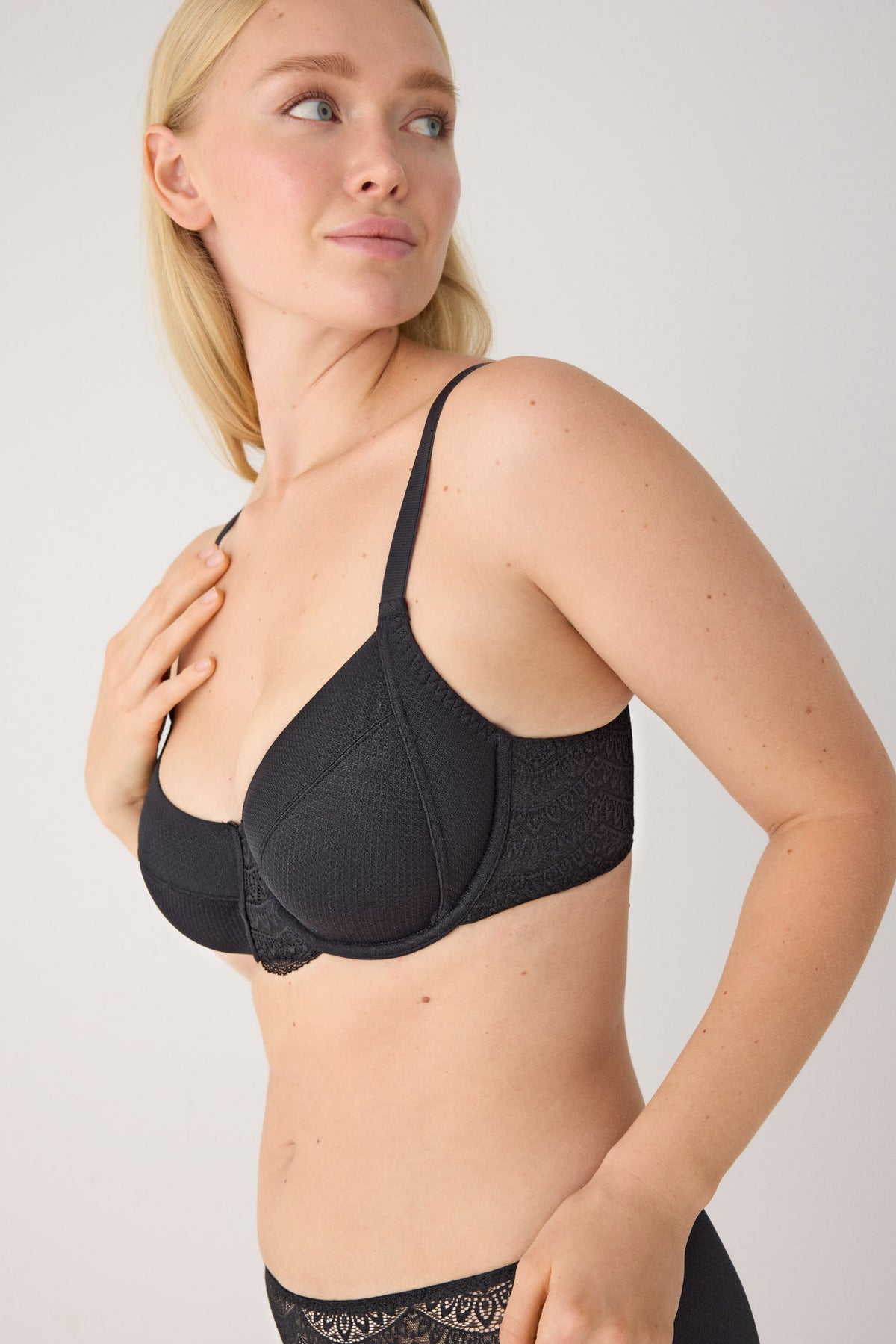 Soutien-gorge minimiseur emboîtant noir à armatures sans rembourrage