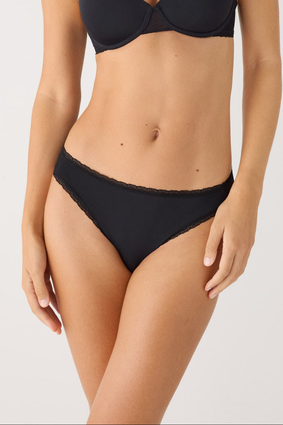 Ensemble noir texturé soutien-gorge à armatures rembourré et culotte mini