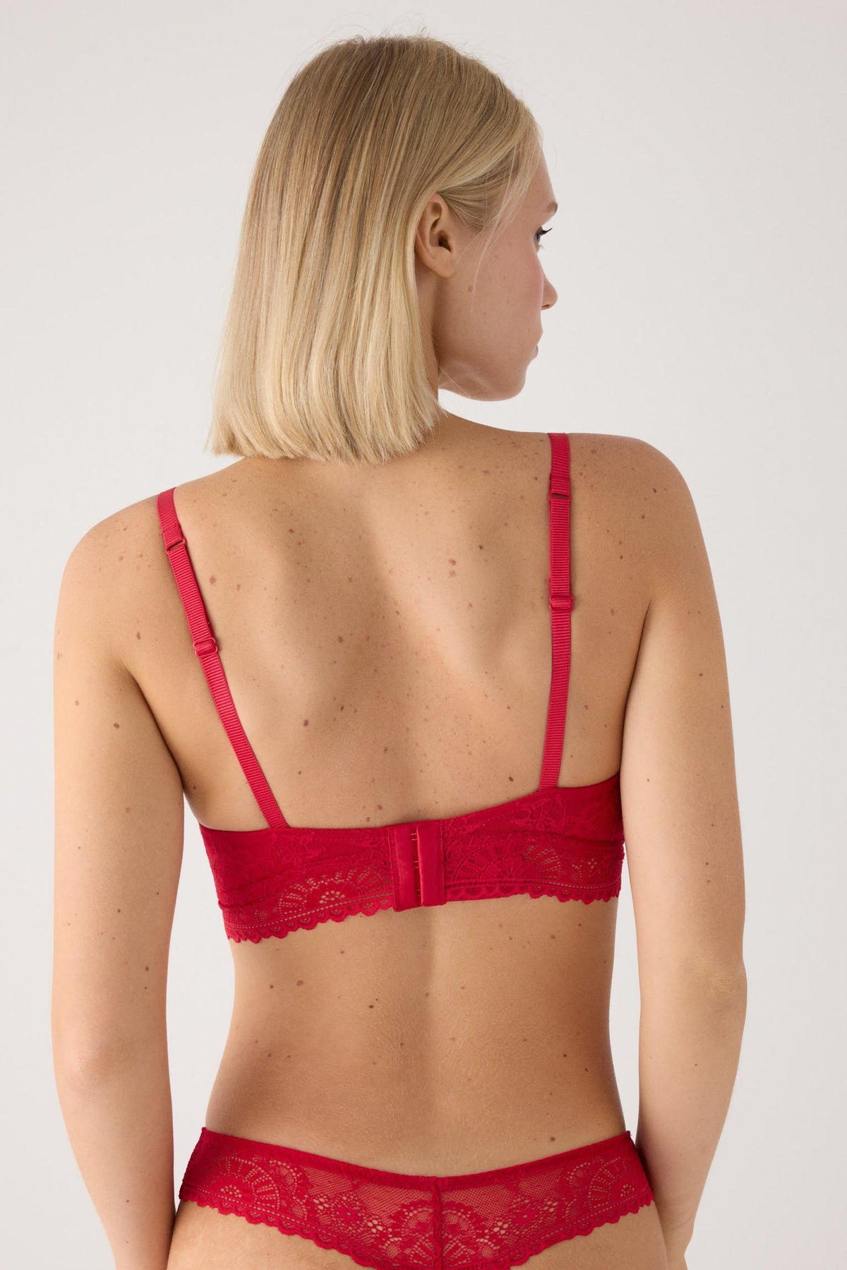Bralette rouge en dentelle sans armatures rembourrée | Paula Echevarría