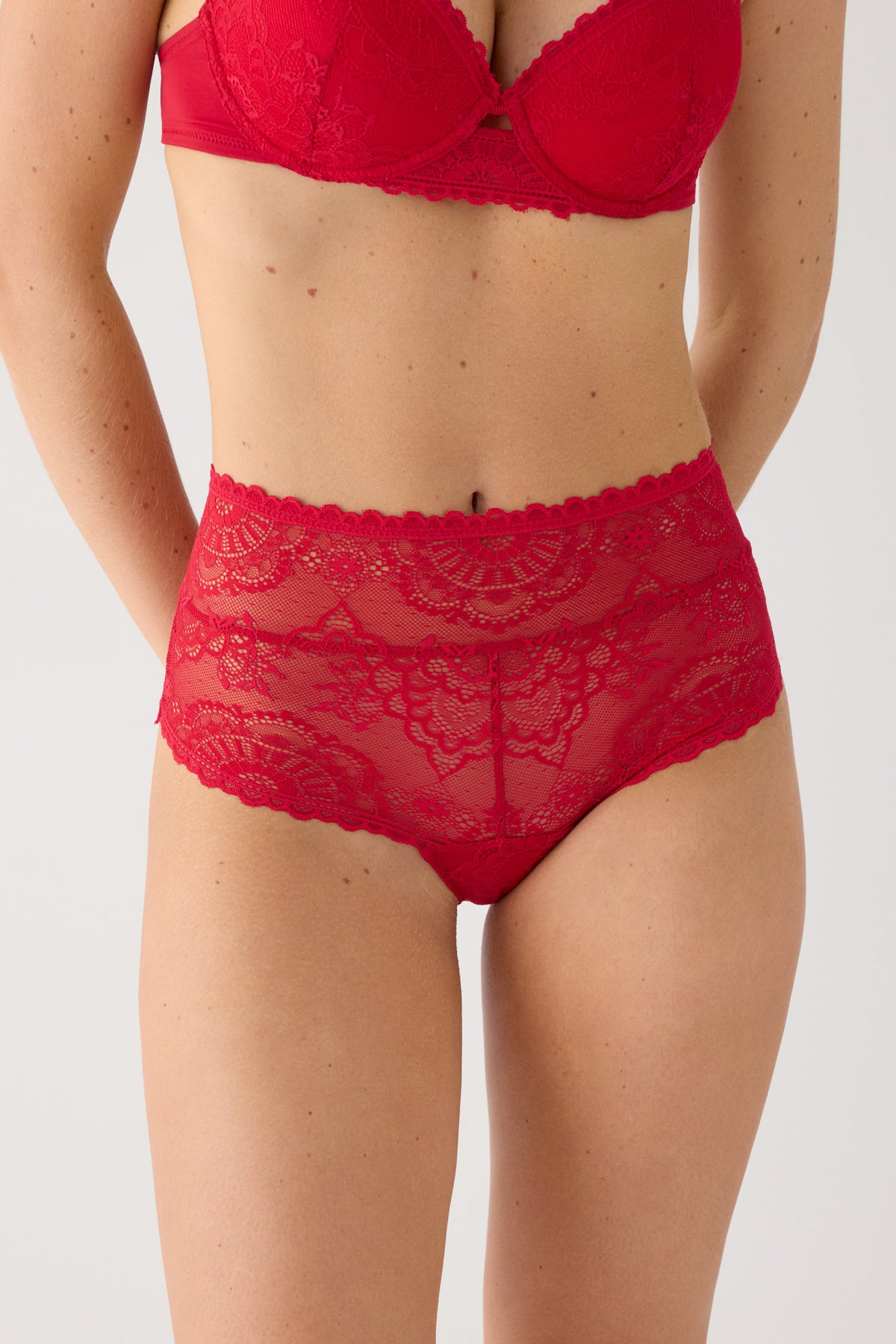 Culotte haute dentelle rouge