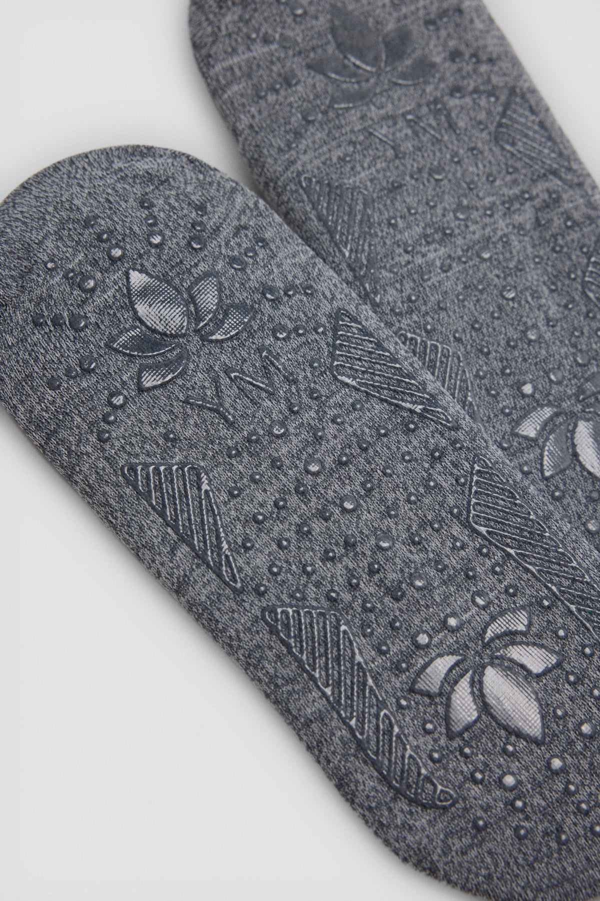 12995_GRIS-calcetines-mujer-antideslizantes-para-yoga-pilates-ballet-gris-ysabel-mora