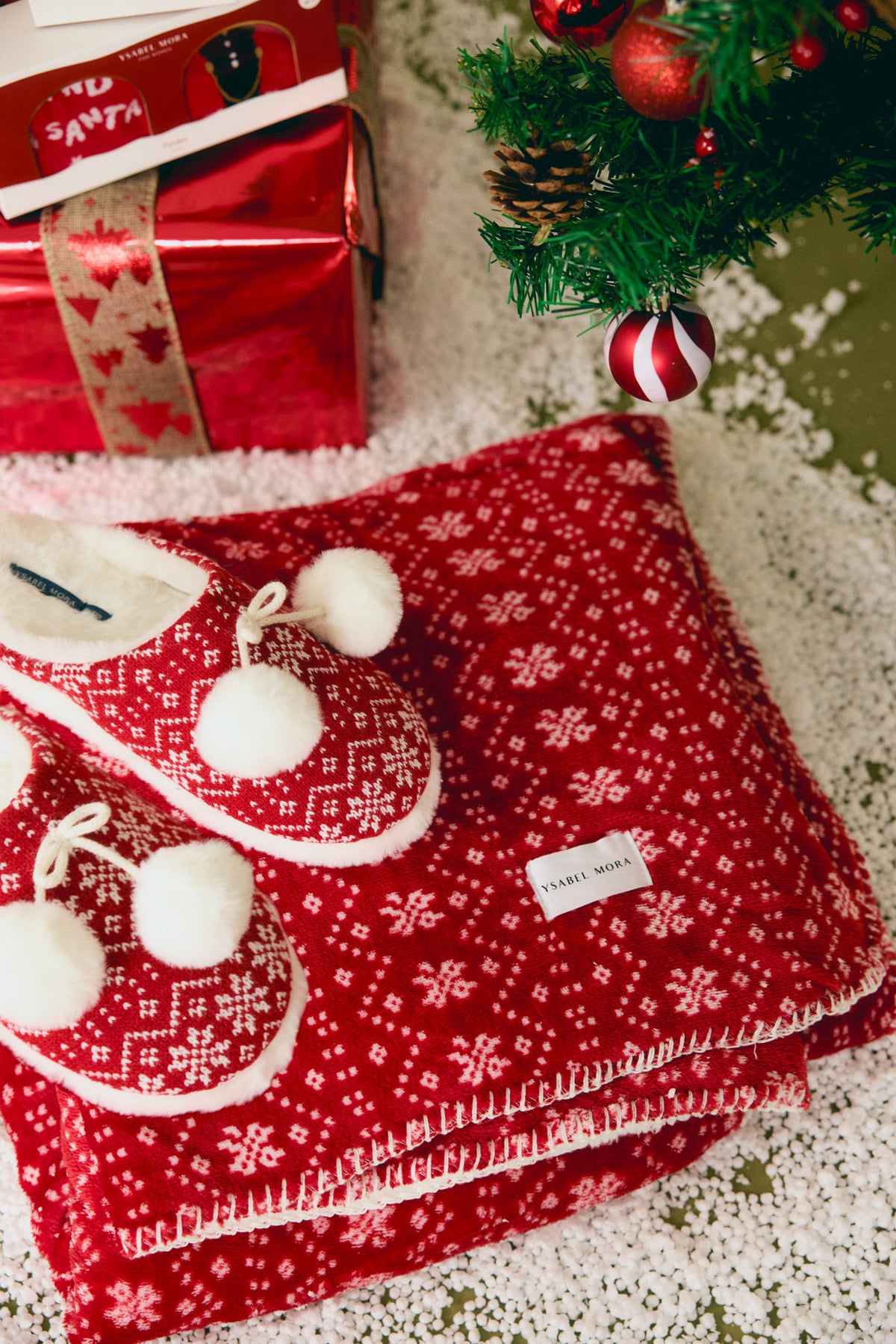 14175-caja-zapatillas-casa-mujer-navidad-pompones-ysabel-mora