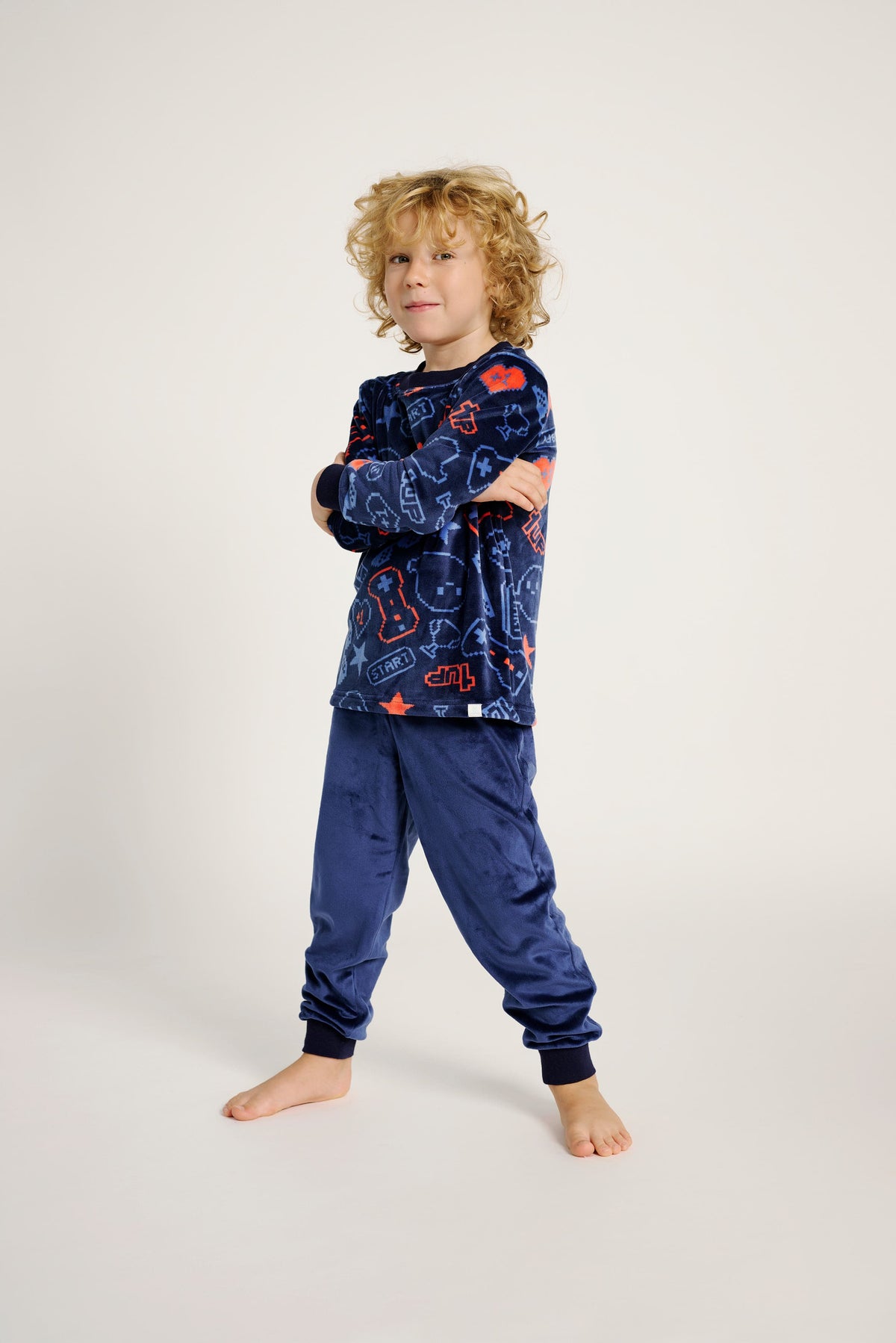 17011001-1-pijama-infantil-terciopelo-estampado-gamer