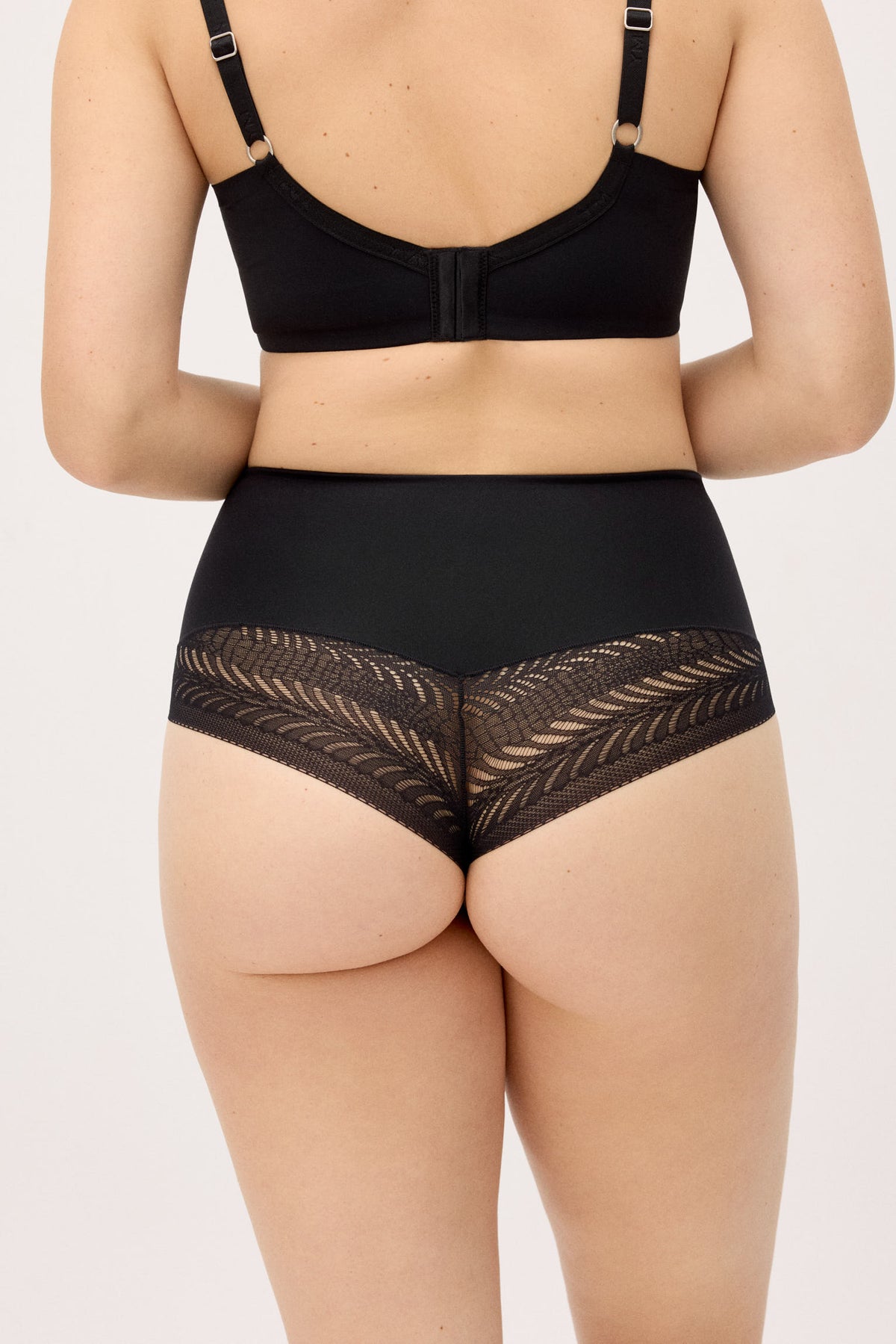 shapewear-fantasia-tanga-reductor-compresion-media-encaje-negro-ysabel-mora