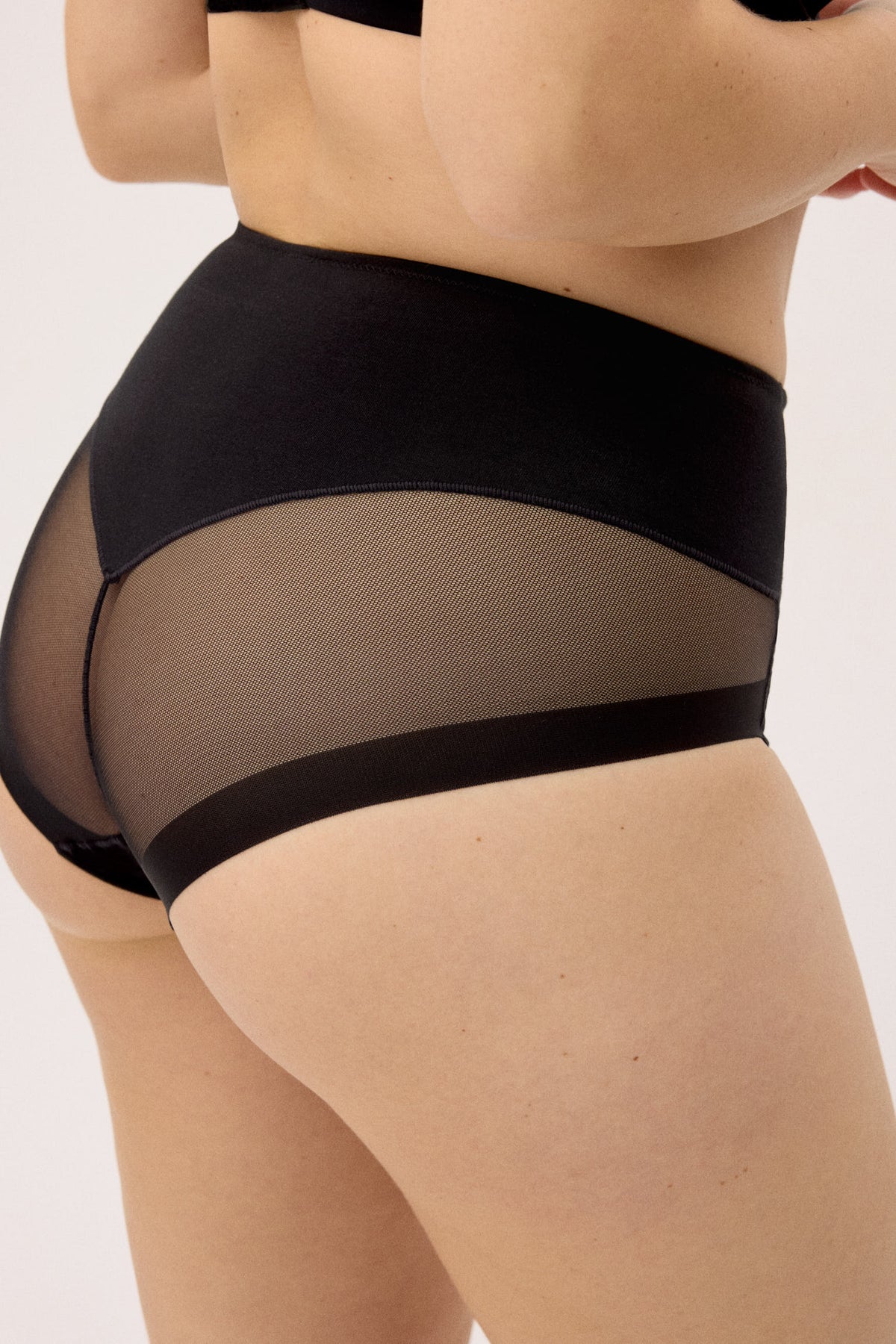 braga-alta-de-control-abdomen-compresion-ligera-negra-ysabel-mora