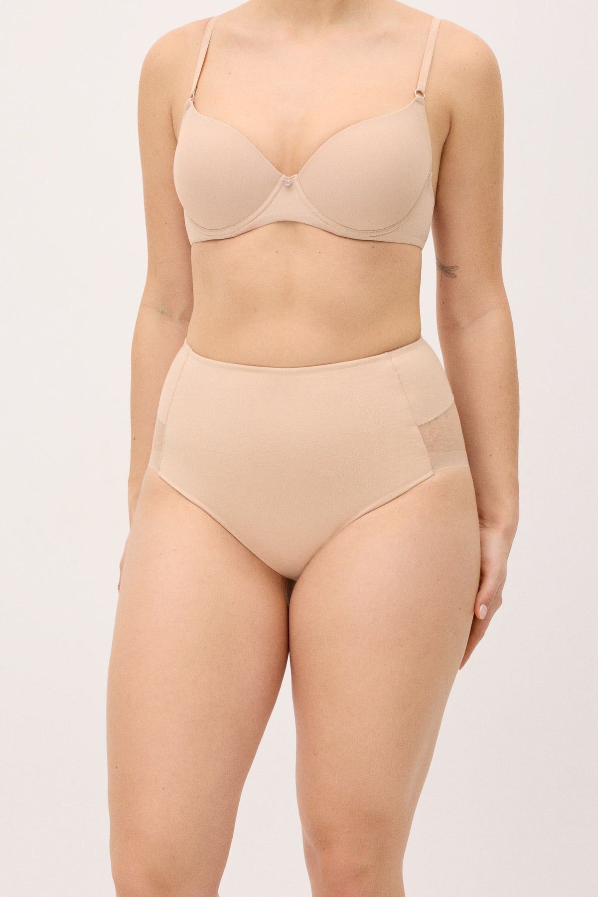 braga-alta-de-control-abdomen-compresion-ligera-nude-ysabel-mora