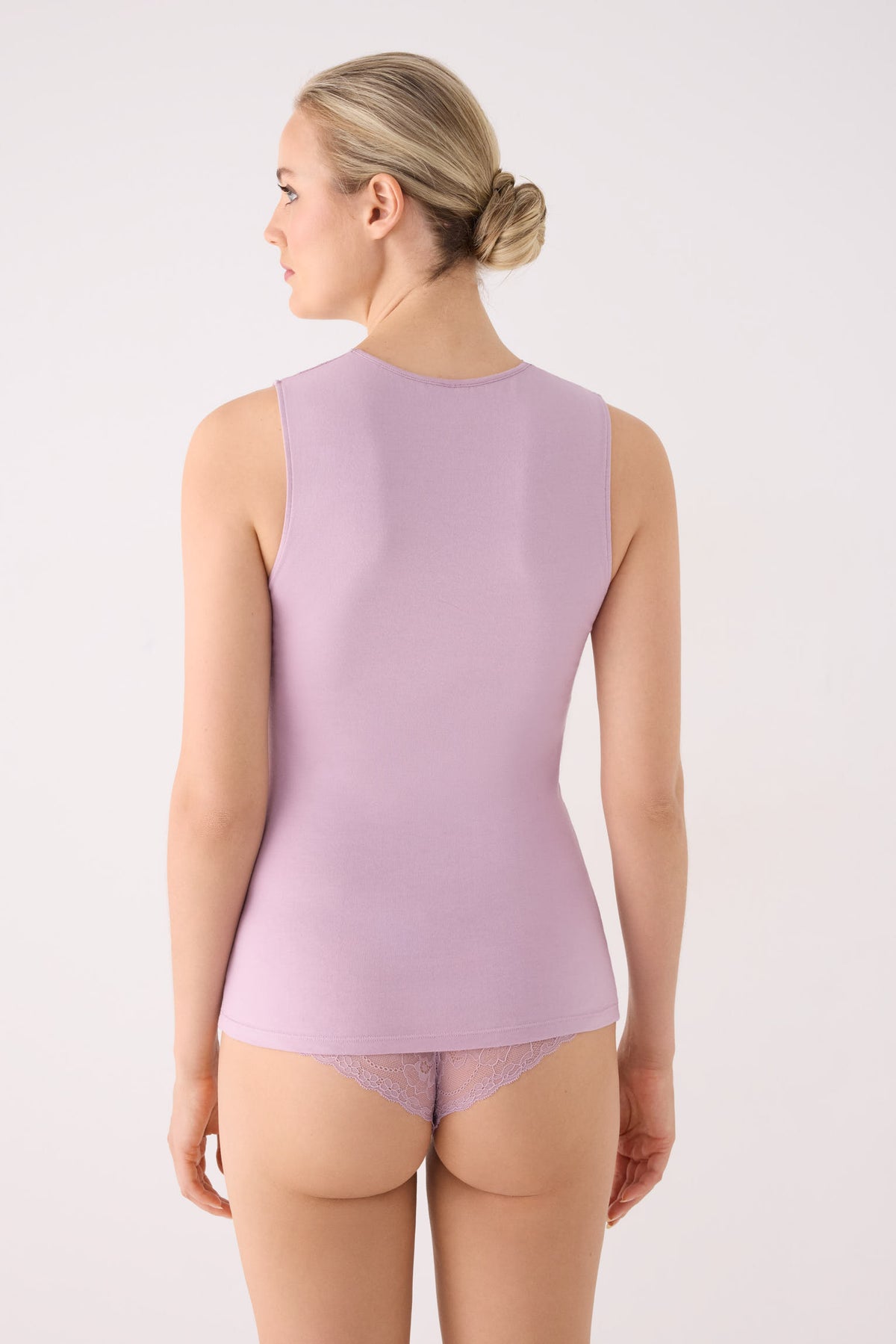Caraco rose à larges bretelles et décolleté en dentelle
