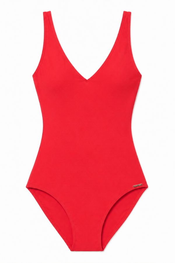 Look d'été : maillot de bain Compressive rouge avec pantalon blanc