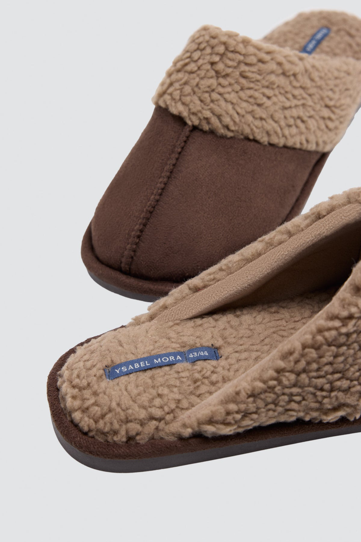 Chaussons homme marron ouverts au talon effet mouton