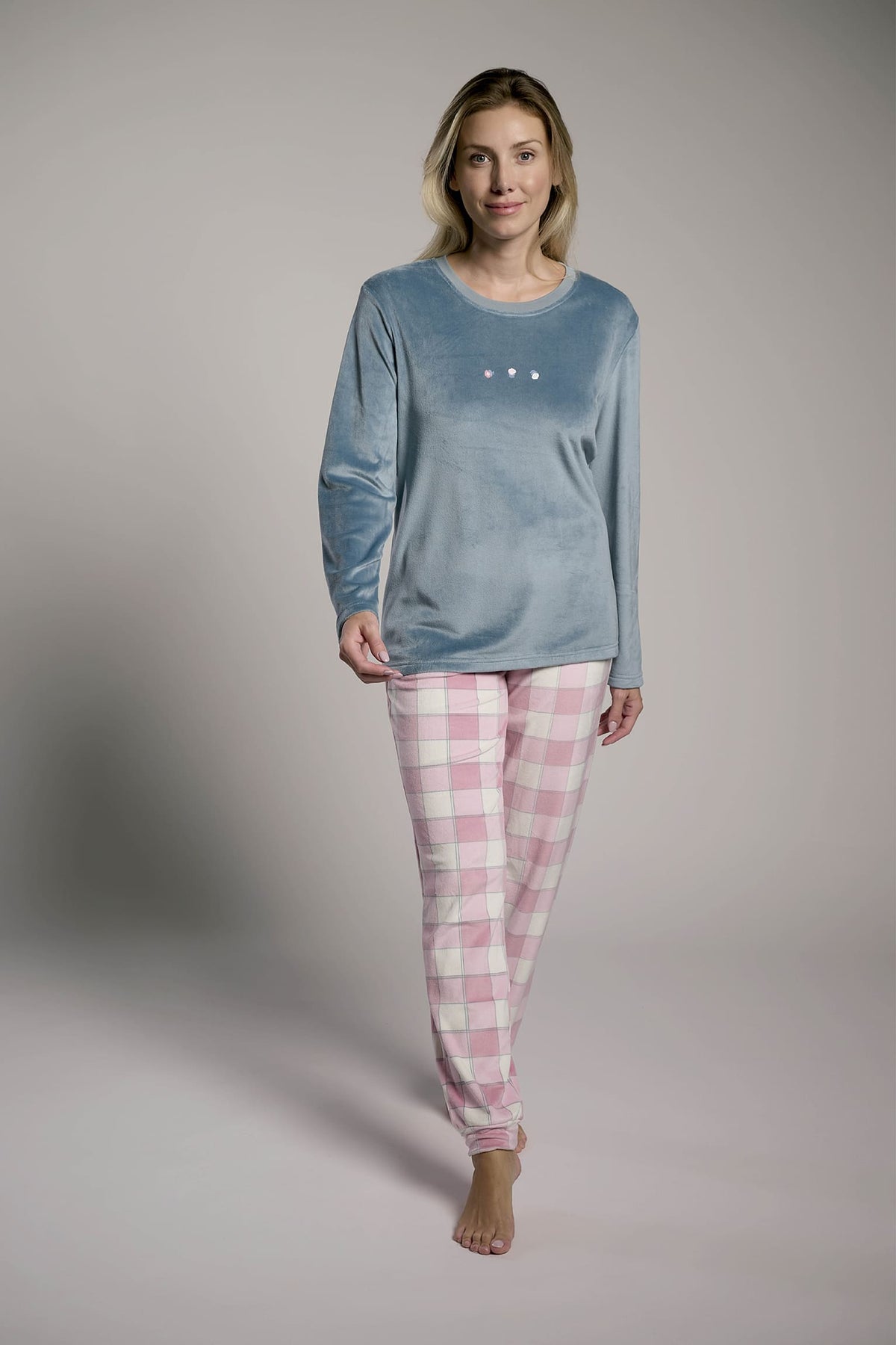 26218-pijama-largo-de-terciopelo-mujer-pantalon-cuadros