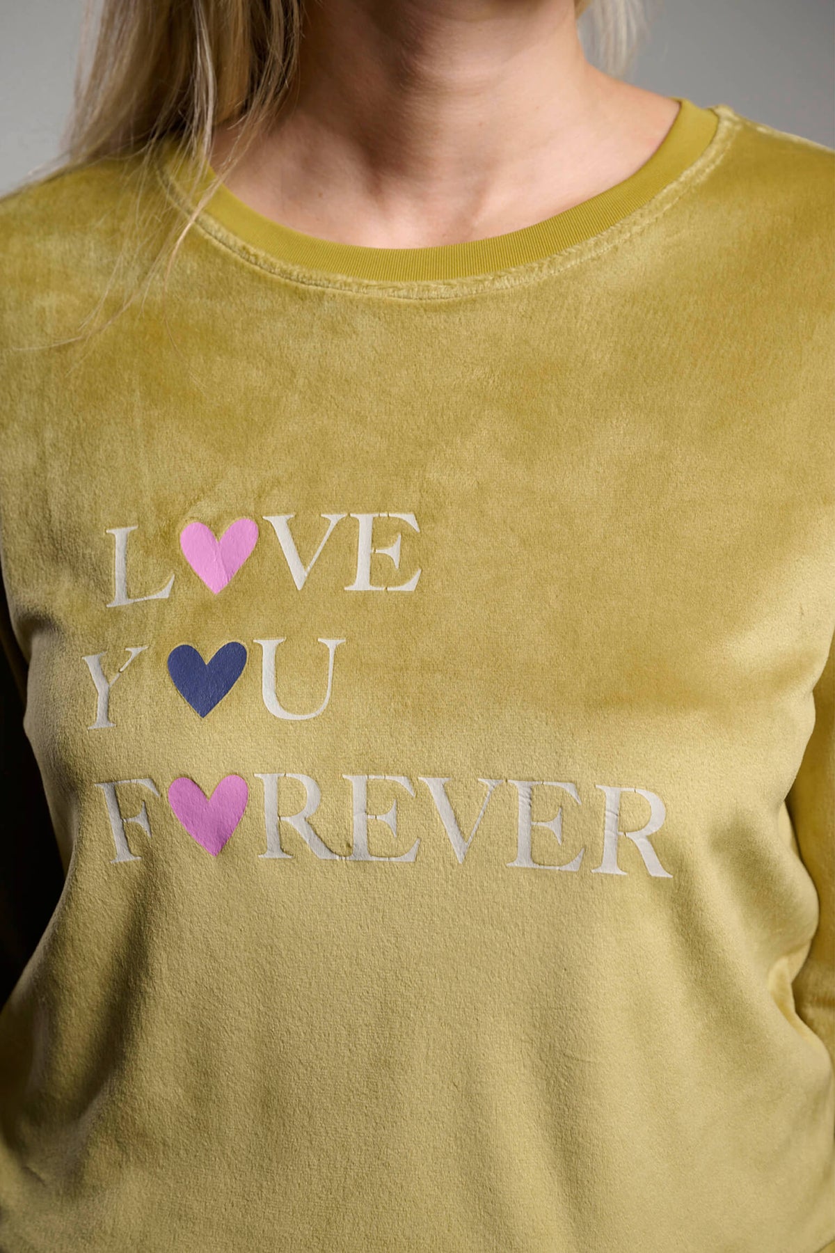 26224-pijama-largo-de-terciopelo-mujer-verde-lima-estampado-lunares