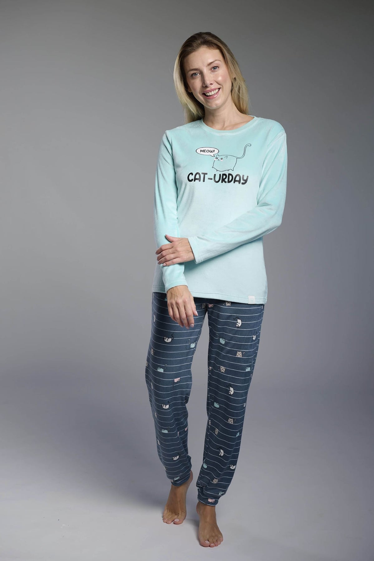 26230-pijama-largo-de-terciopelo-mujer-azul-estampado-gatos