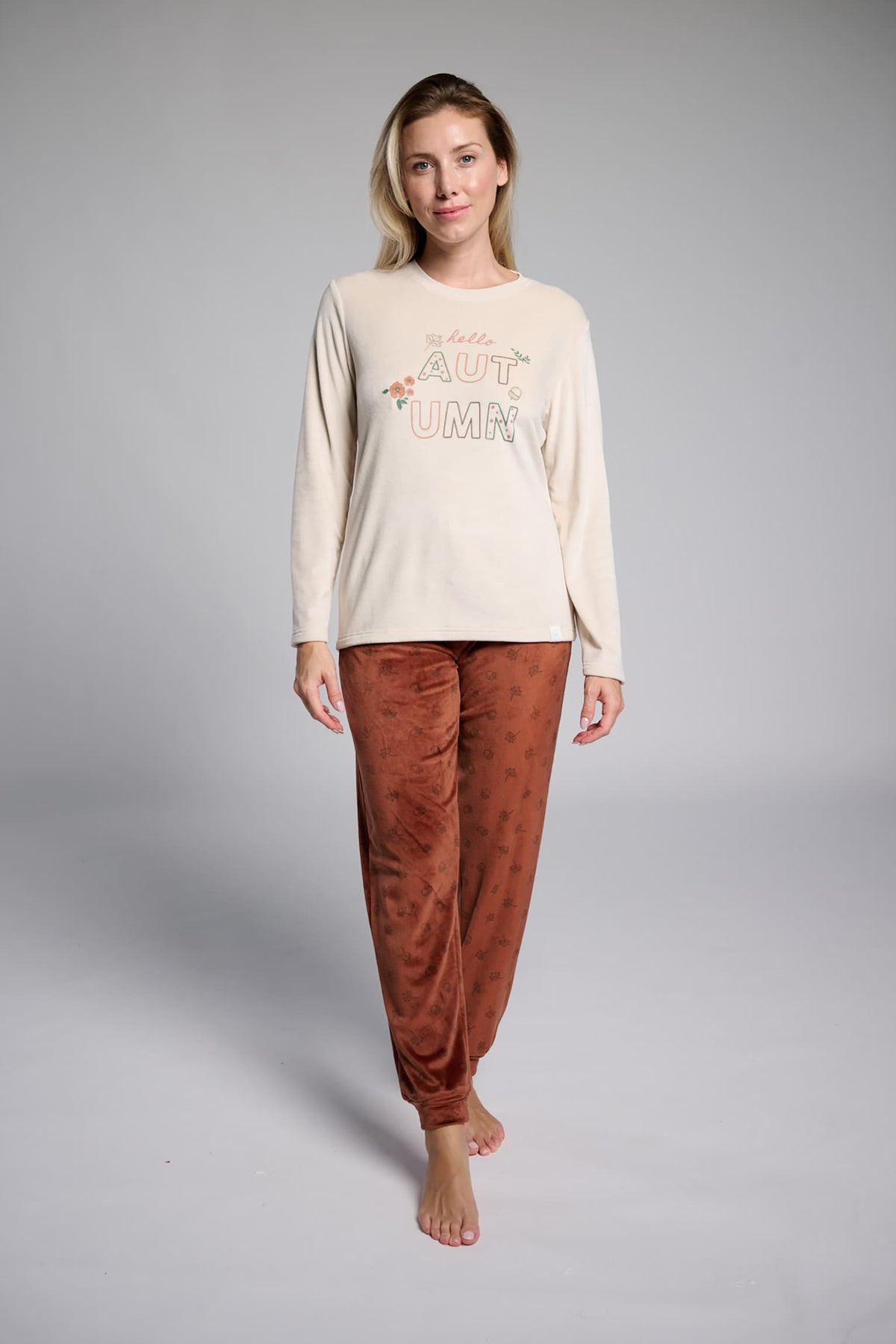 26234-pijama-largo-de-terciopelo-mujer-estampado-otono