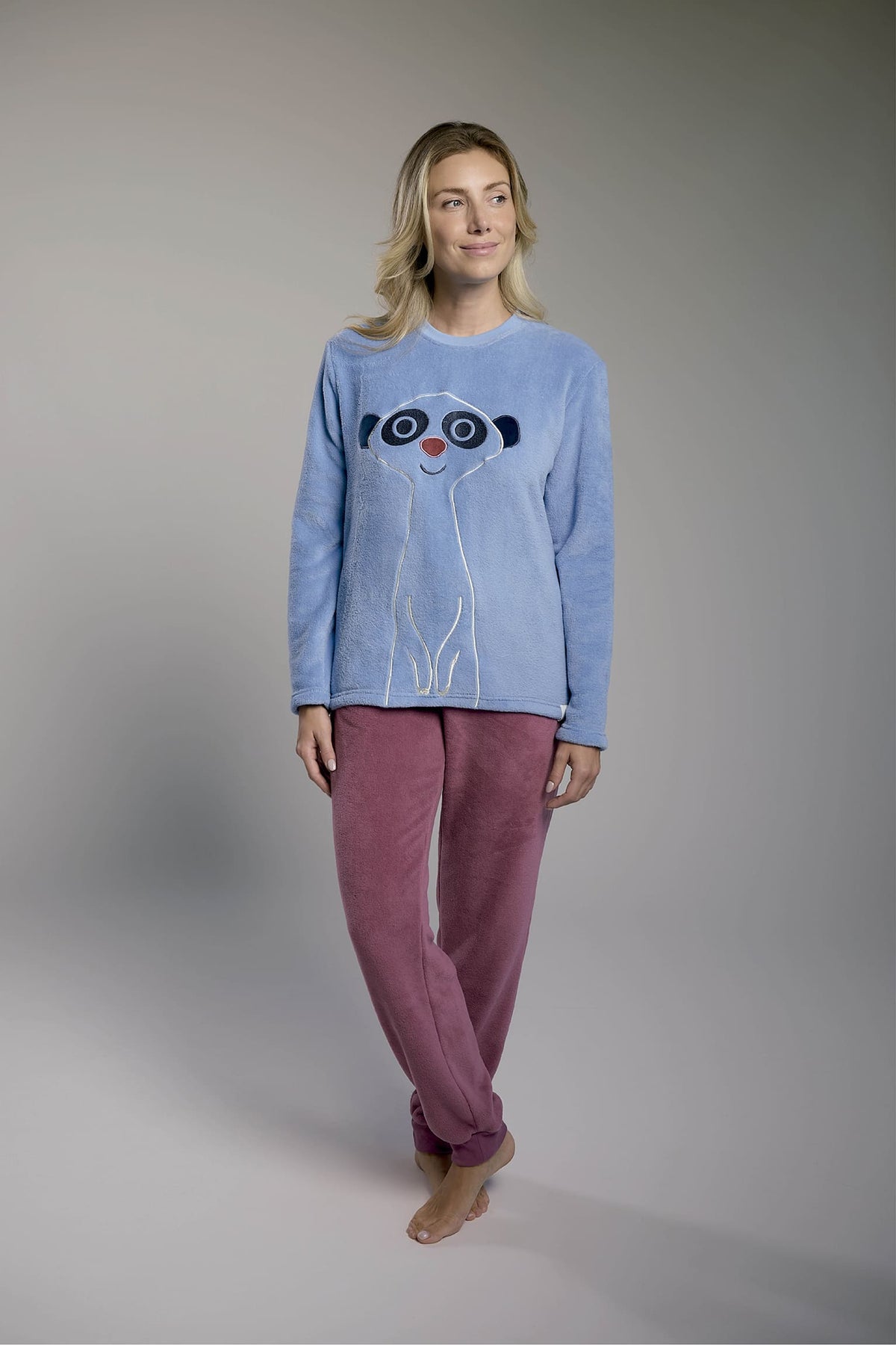 26238-pijama-largo-polar-coralina-mujer-suricato-