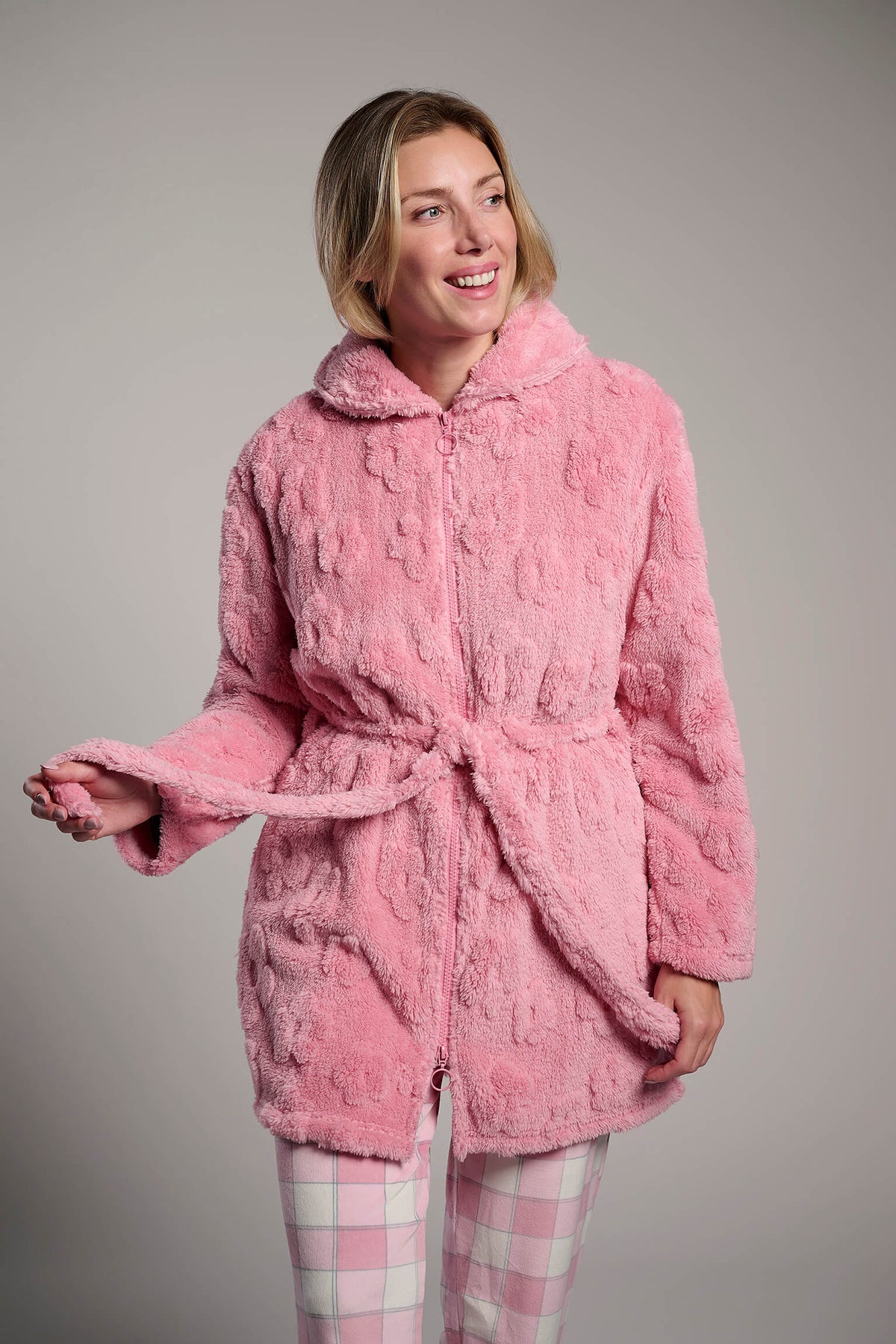 Bata corta de coralina polar rosa texturizada para mujer, ropa de casa cálida para otoño e invierno.