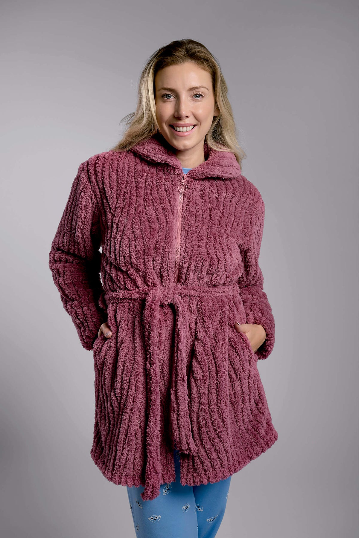 Bata midi polar de borreguito granate para mujer con textura, ropa de casa cálida para otoño e invierno.