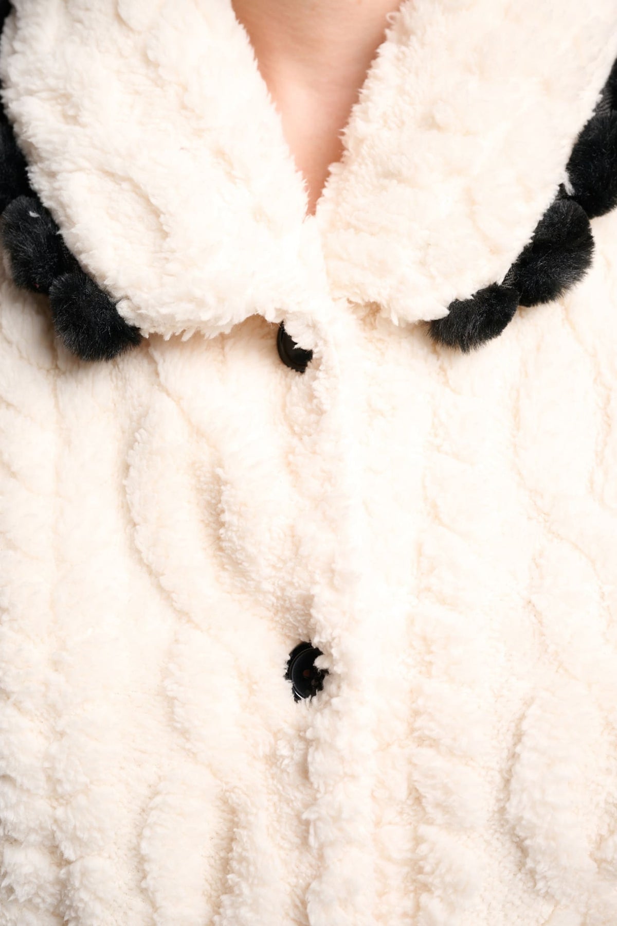 26262-pijama-largo-polar-borreguito-mujer-blanco-detalles-negro