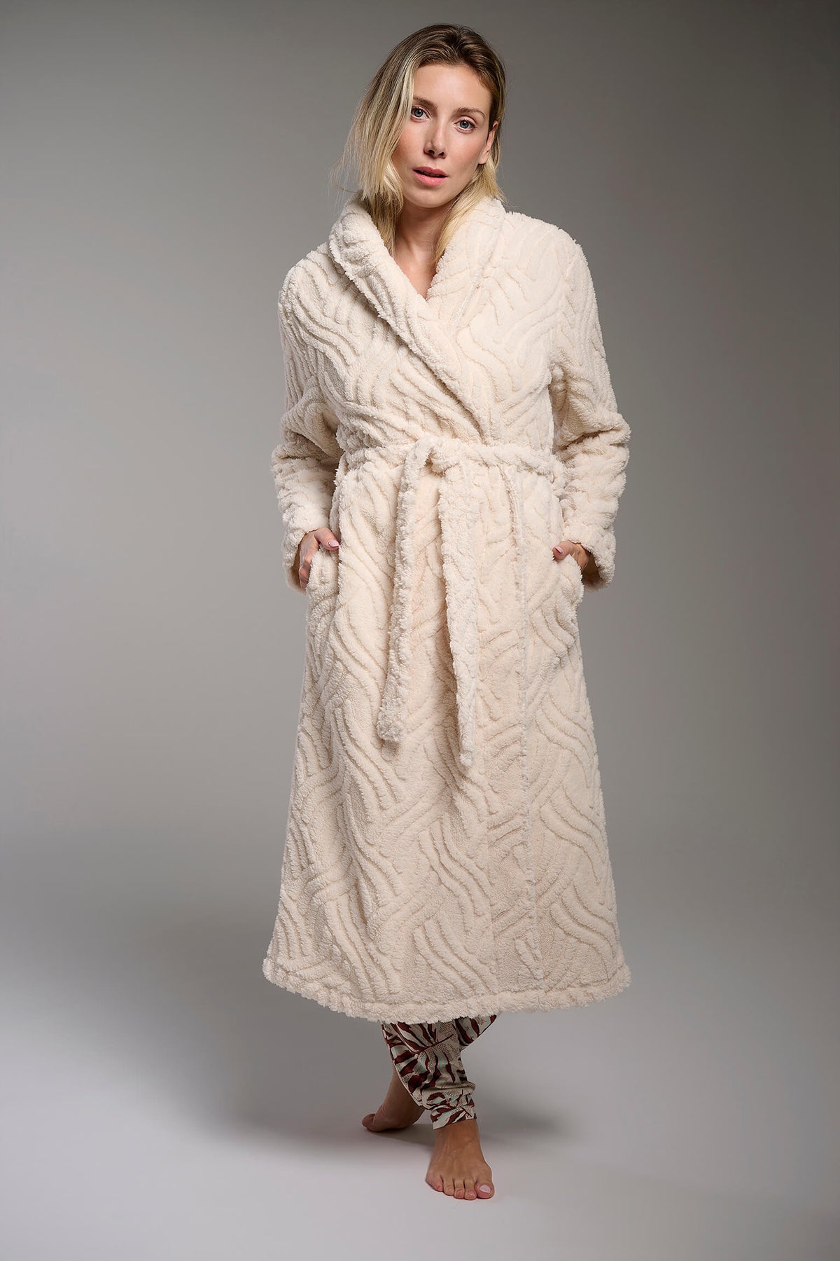 Bata larga polar de borreguito en blanco marfil para mujer con textura, ropa de casa cálida para otoño e invierno.
