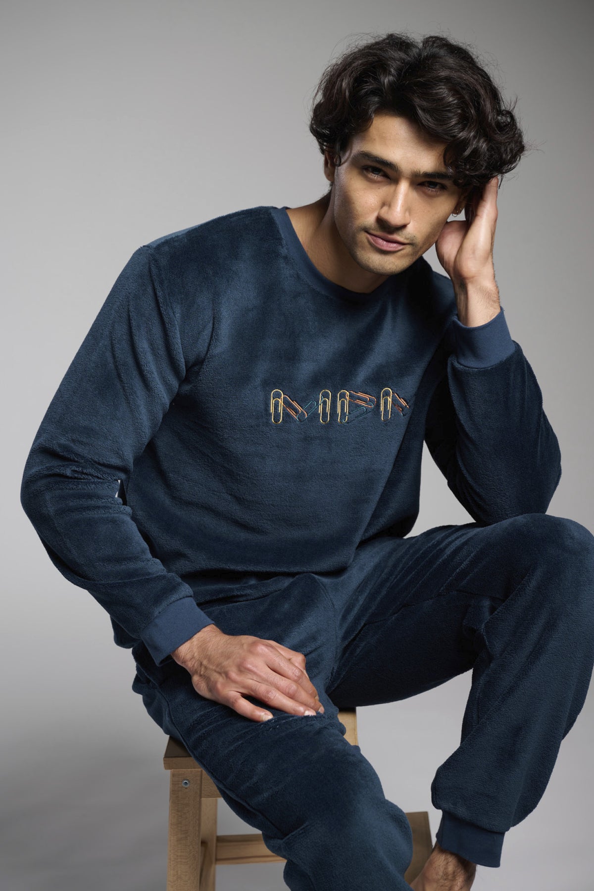 Pyjama long homme polaire corail bleu marine détail brodé