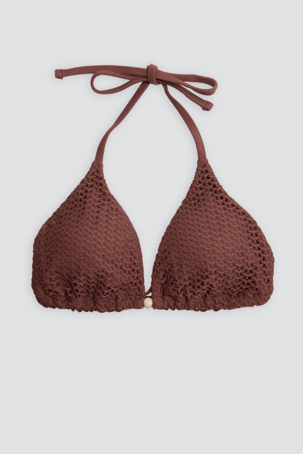 Look d'été : bikini marron ajouré et chemise avec lin
