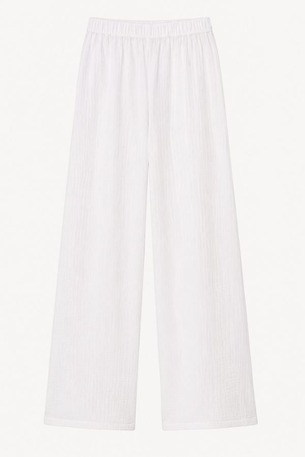 Look d'été : maillot de bain Compressive rouge avec pantalon blanc