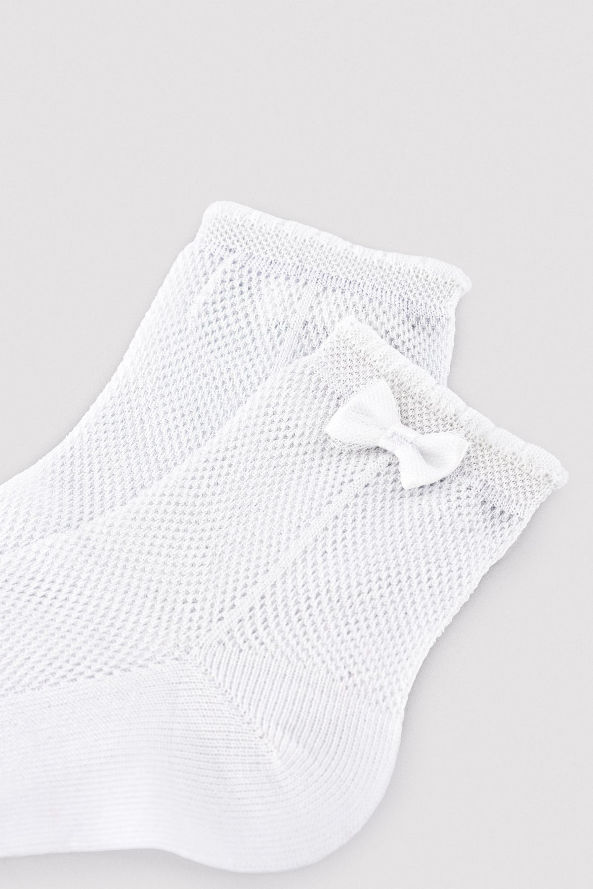 Calcetines infantiles calados detalle lazo blanco - Ysabel Mora
