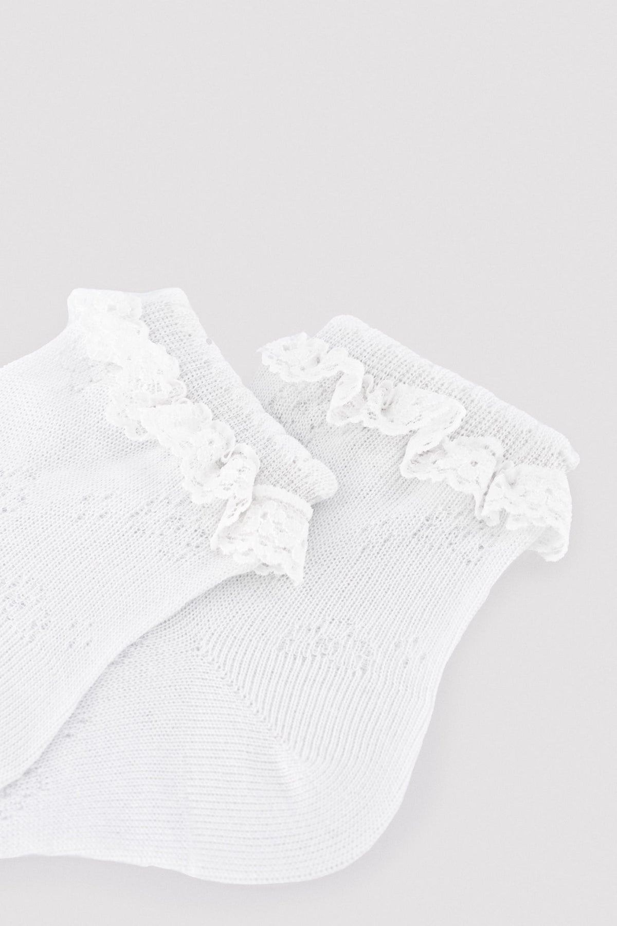 Calcetines infantiles calados detalle puntilla blanco - Ysabel Mora