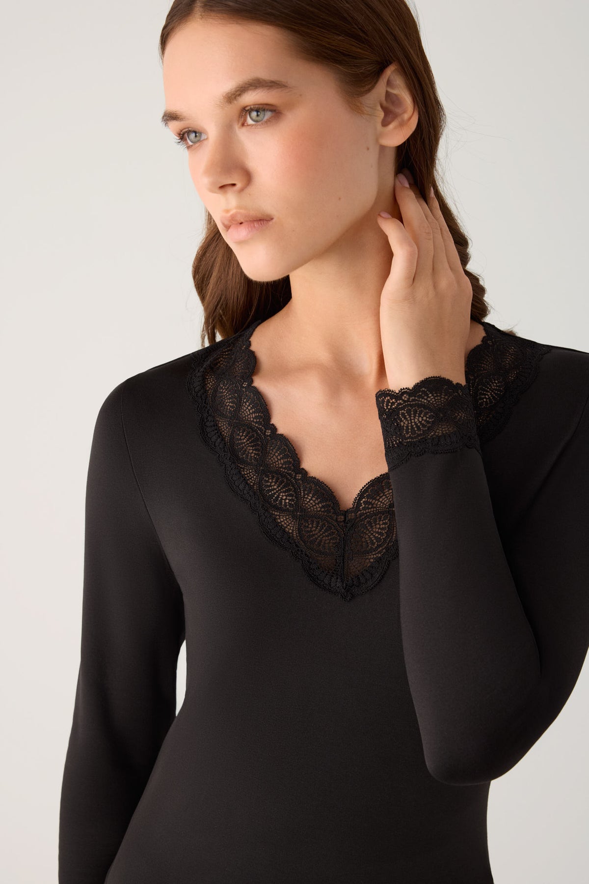 T-shirt à manches longues pour femme THERMAL, noir, avec encolure et poignets en dentelle.