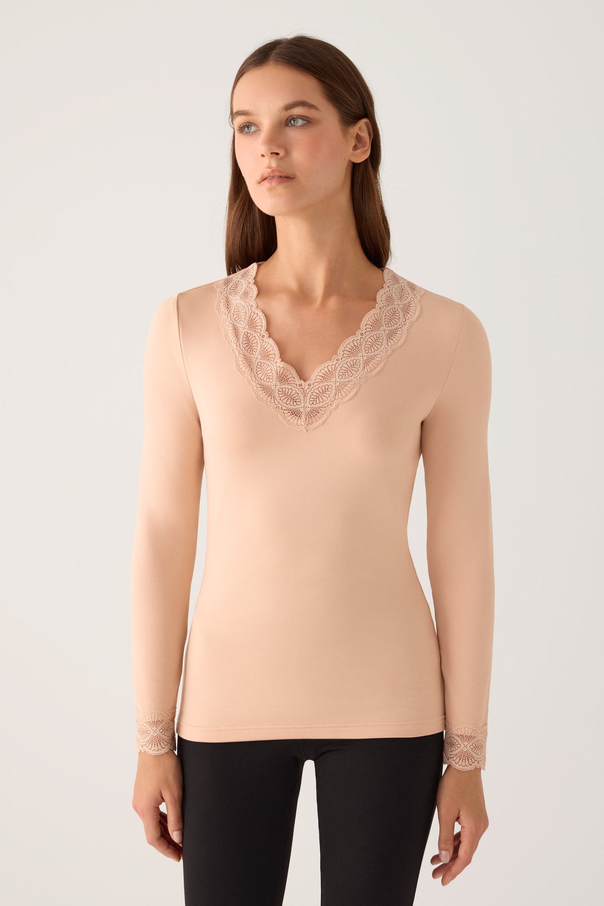 T-shirt à manches longues pour femme THERMAL, couleur chair, orné de dentelle à l'encolure et aux poignets.