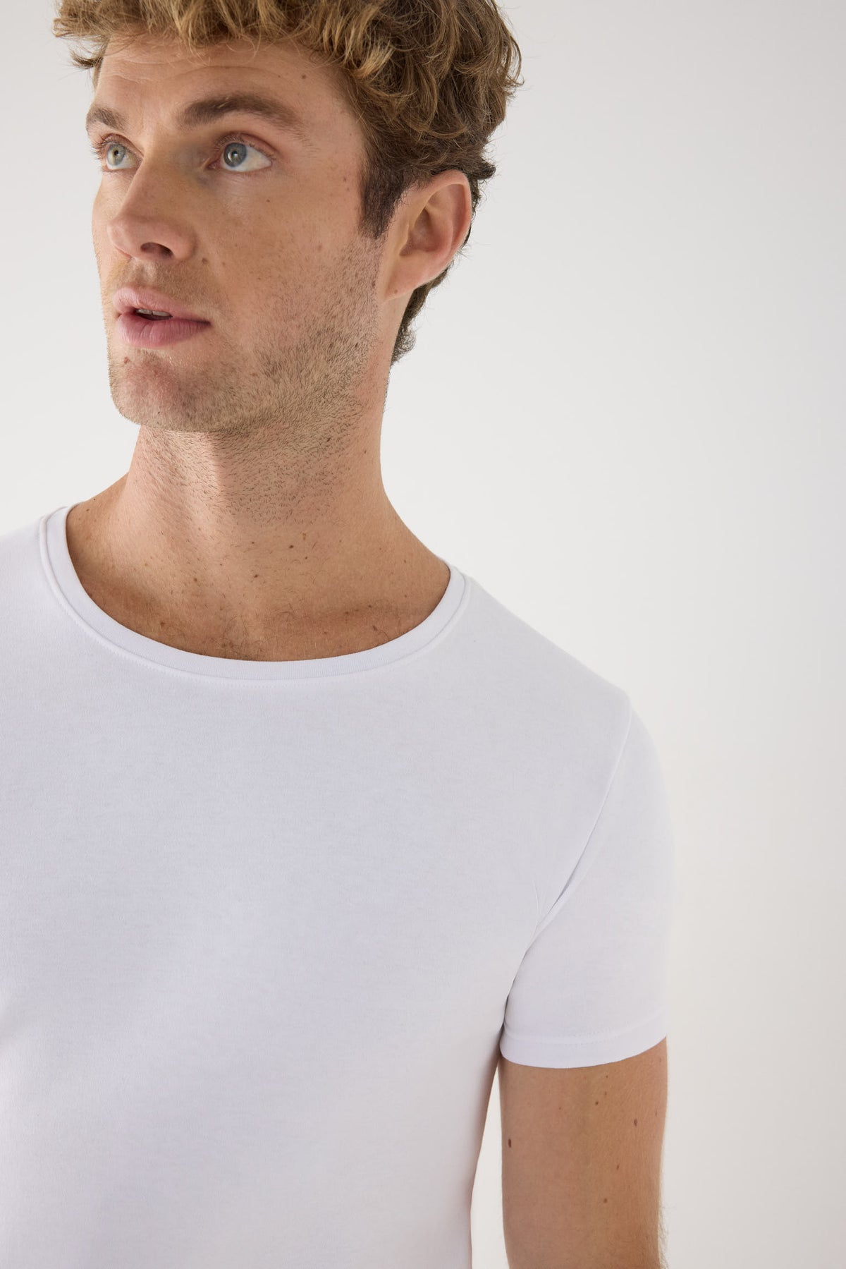 T-shirt thermique léger à manches courtes pour homme, en coton blanc.