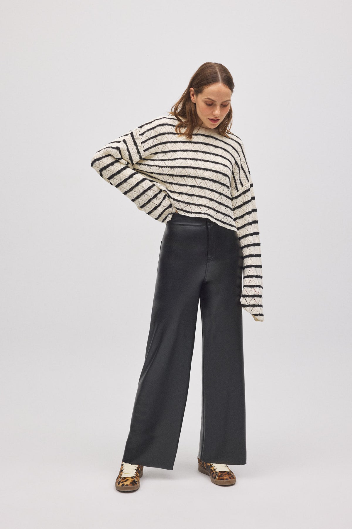70444-1-pantalon-efecto-piel-wide-negro-ysabel-mora