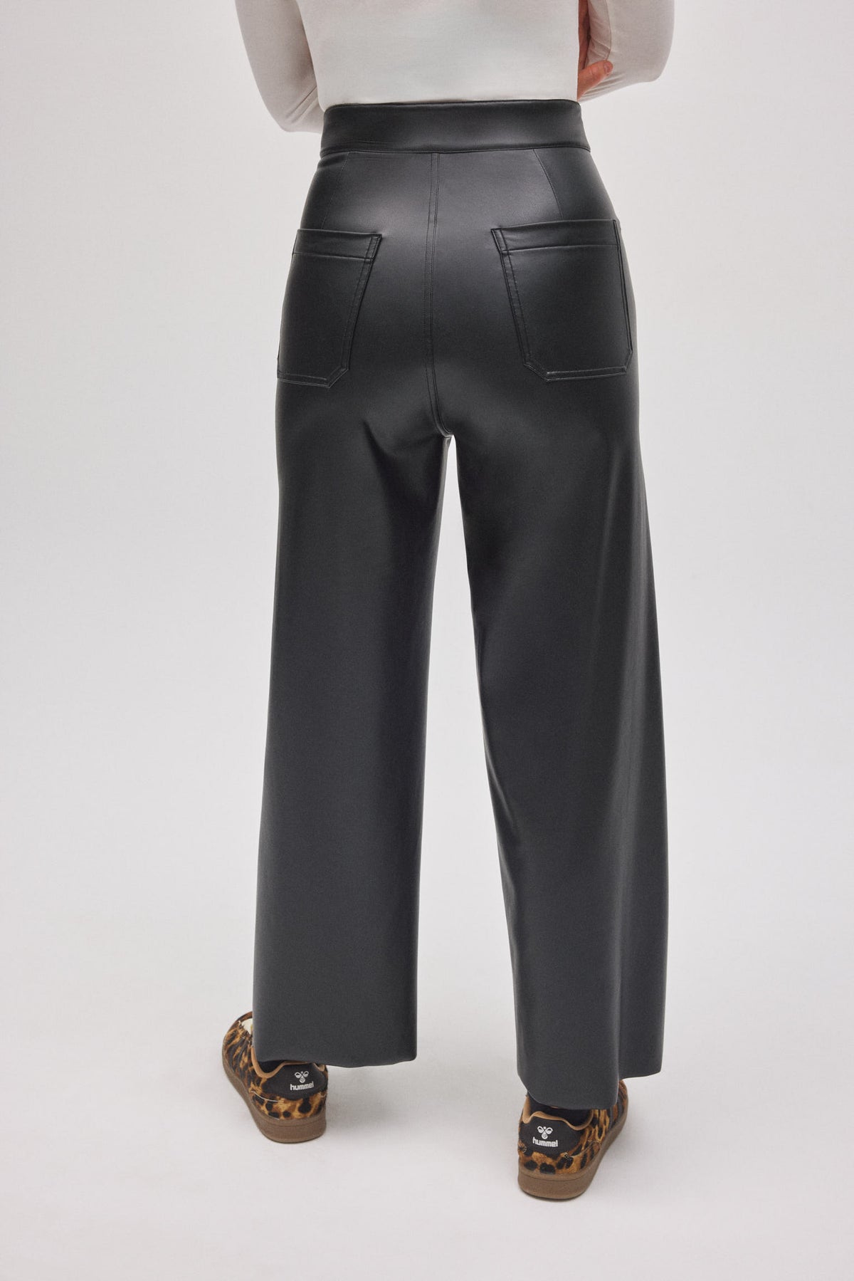 70444-3-pantalon-efecto-piel-wide-negro-ysabel-mora