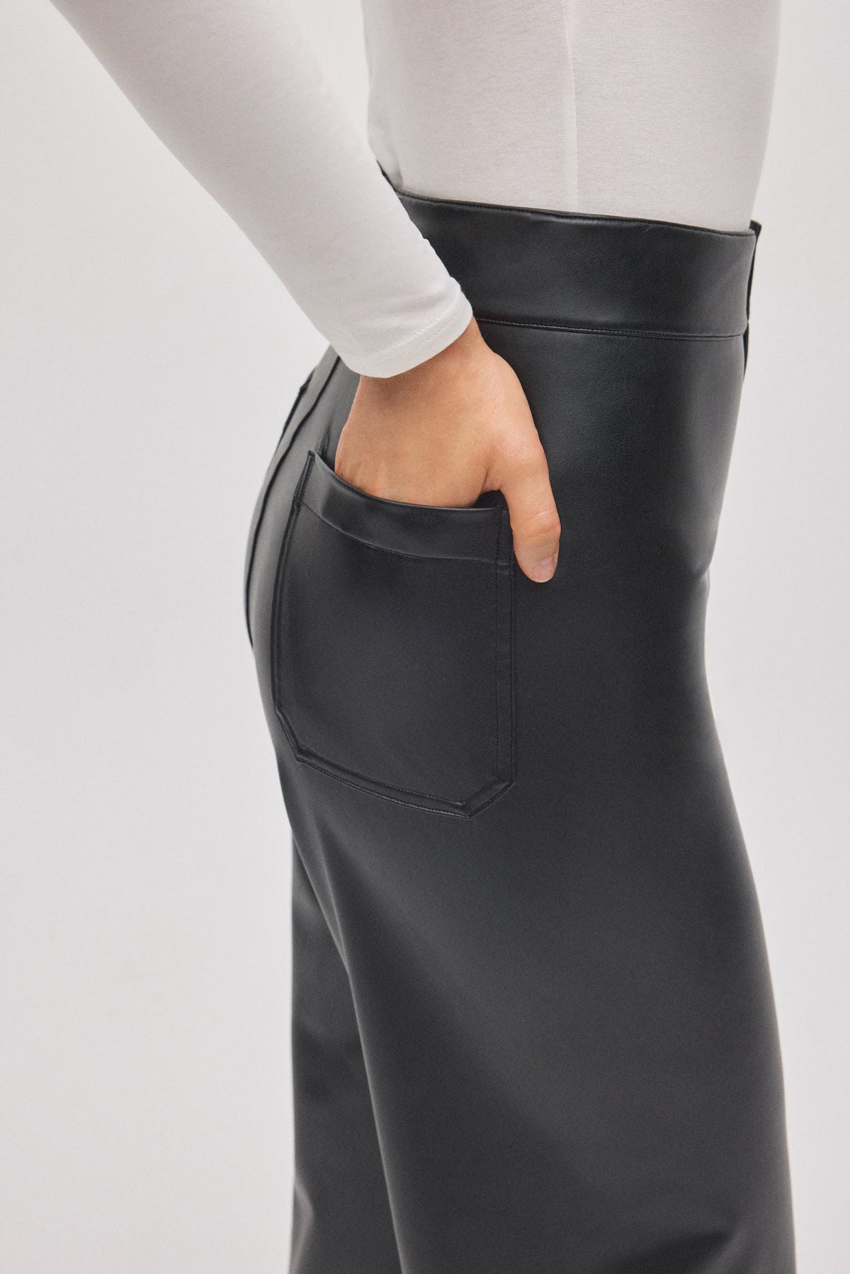 70444-4-pantalon-efecto-piel-wide-negro-ysabel-mora
