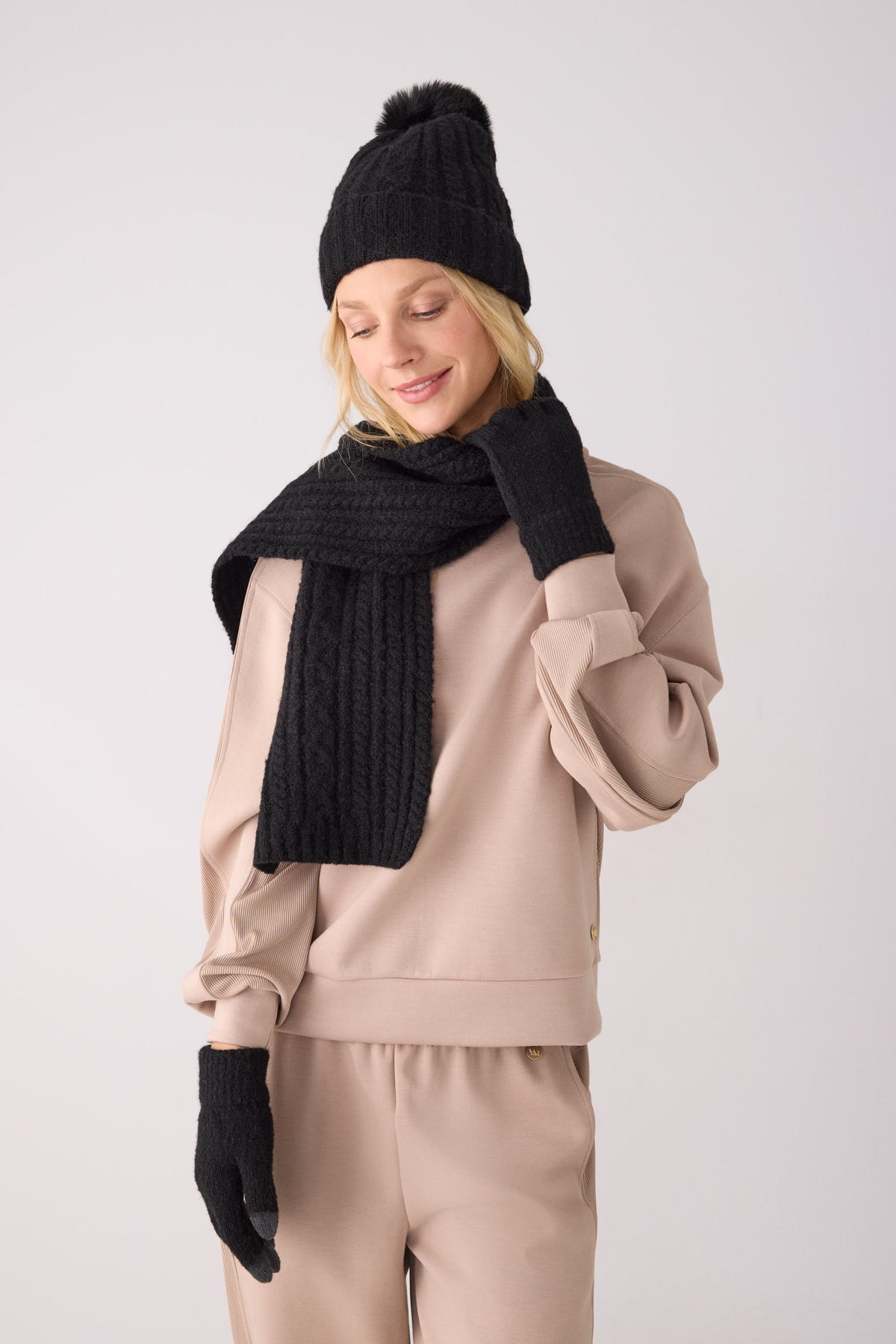 Bonnet femme en maille noir à pompon avec doublure polaire