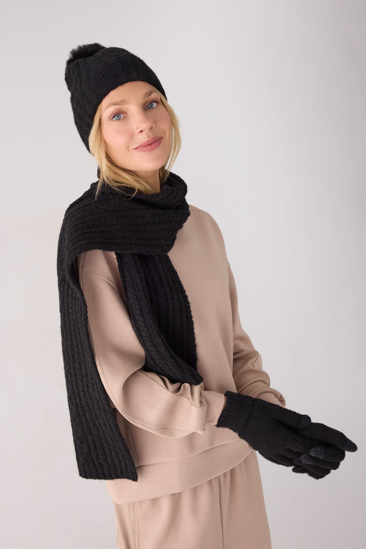 Bonnet femme en maille noir à pompon avec doublure polaire