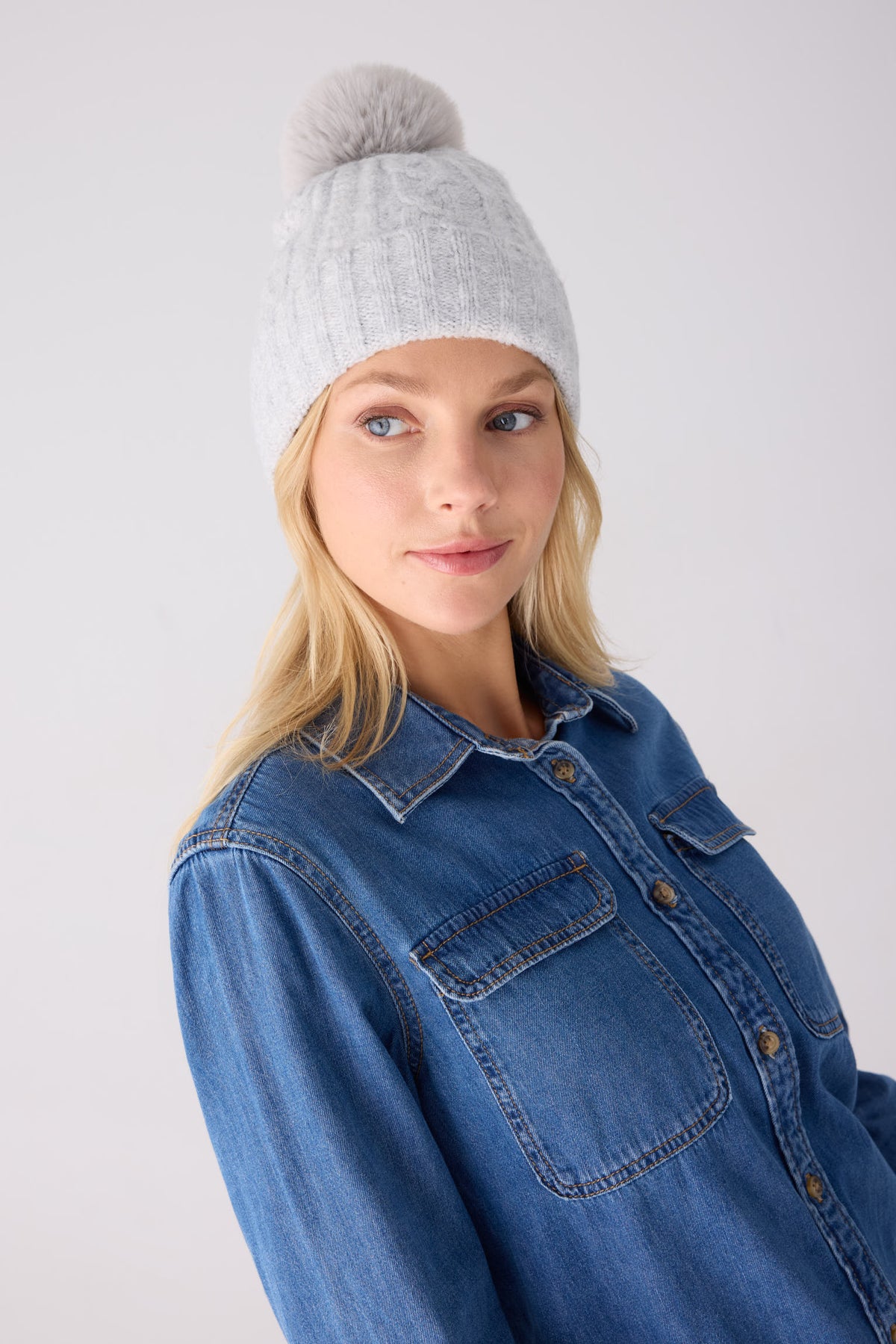 Bonnet femme en maille gris à pompon avec doublure polaire