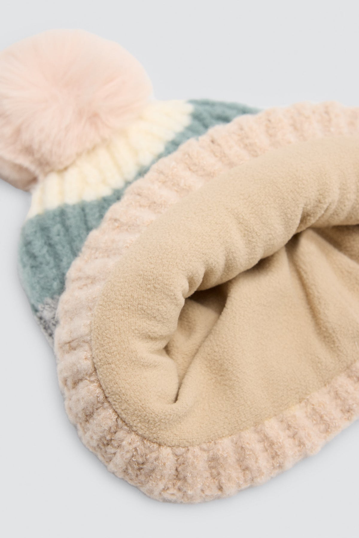 Bonnet en maille multicolore à pompon avec doublure polaire