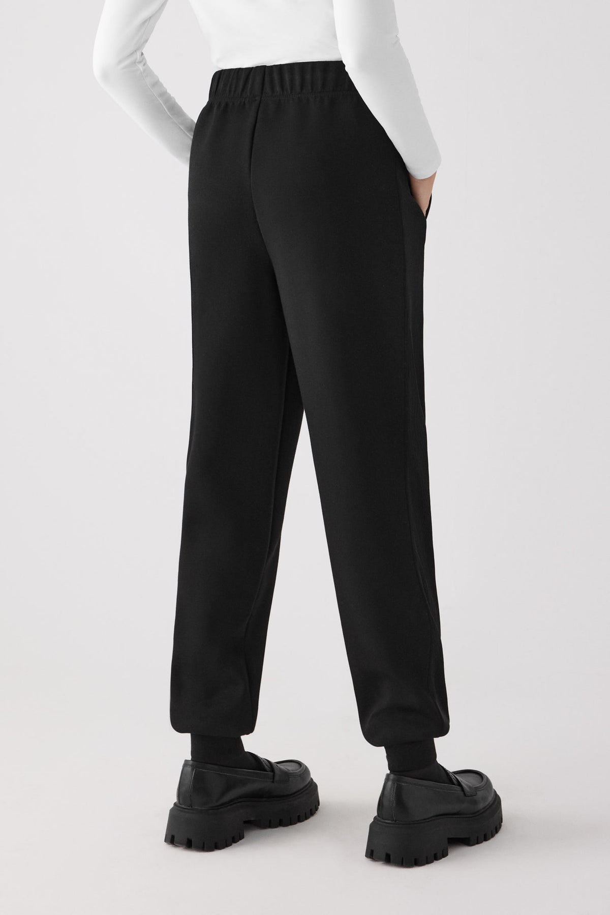 70748-black-pantalones-comodos-jogger-afelpados-tiro-alto-canale-negro