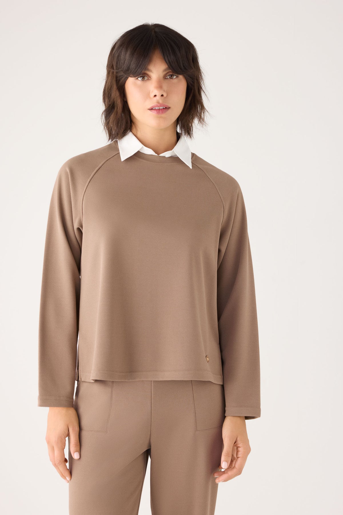 70750-khaki-medio-jersey-comodo-textura-pique-cuello-redondo-manga-raglan-camel