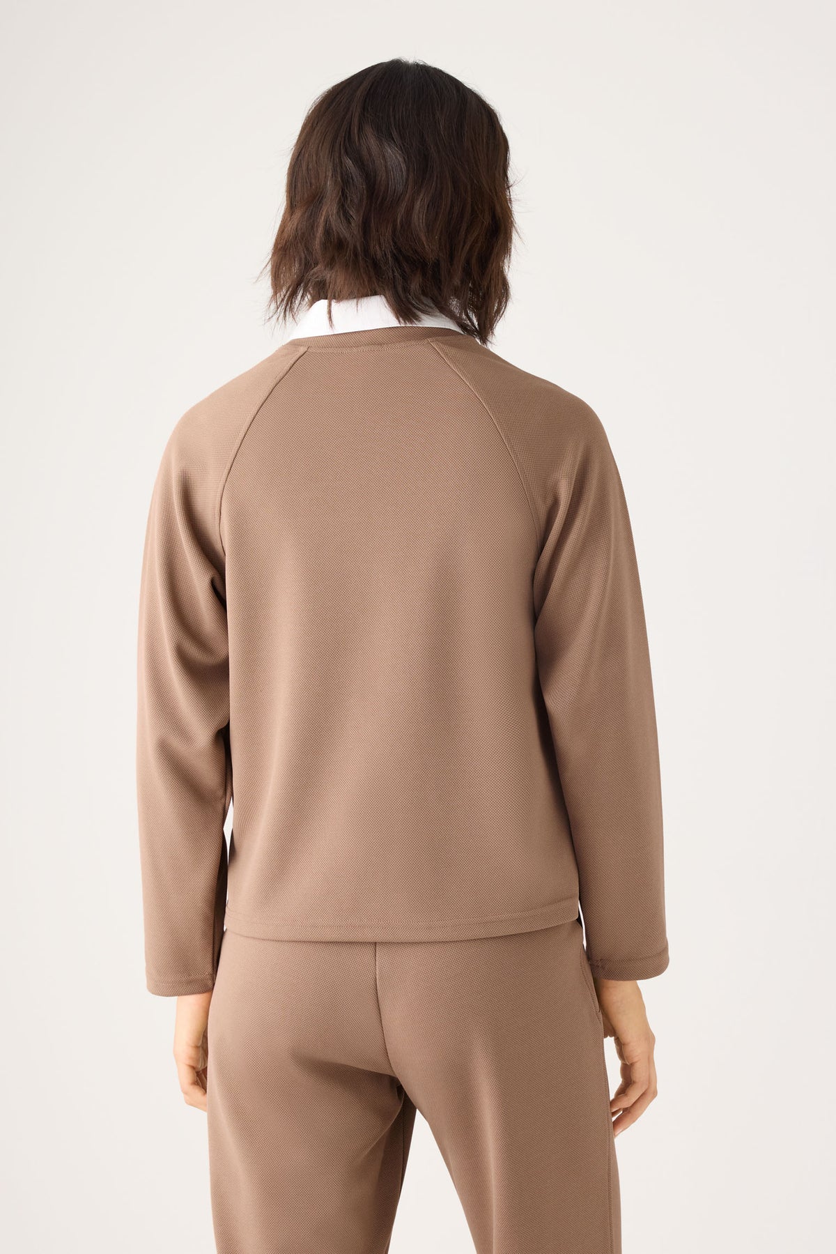 70750-khaki-medio-jersey-comodo-textura-pique-cuello-redondo-manga-raglan-camel