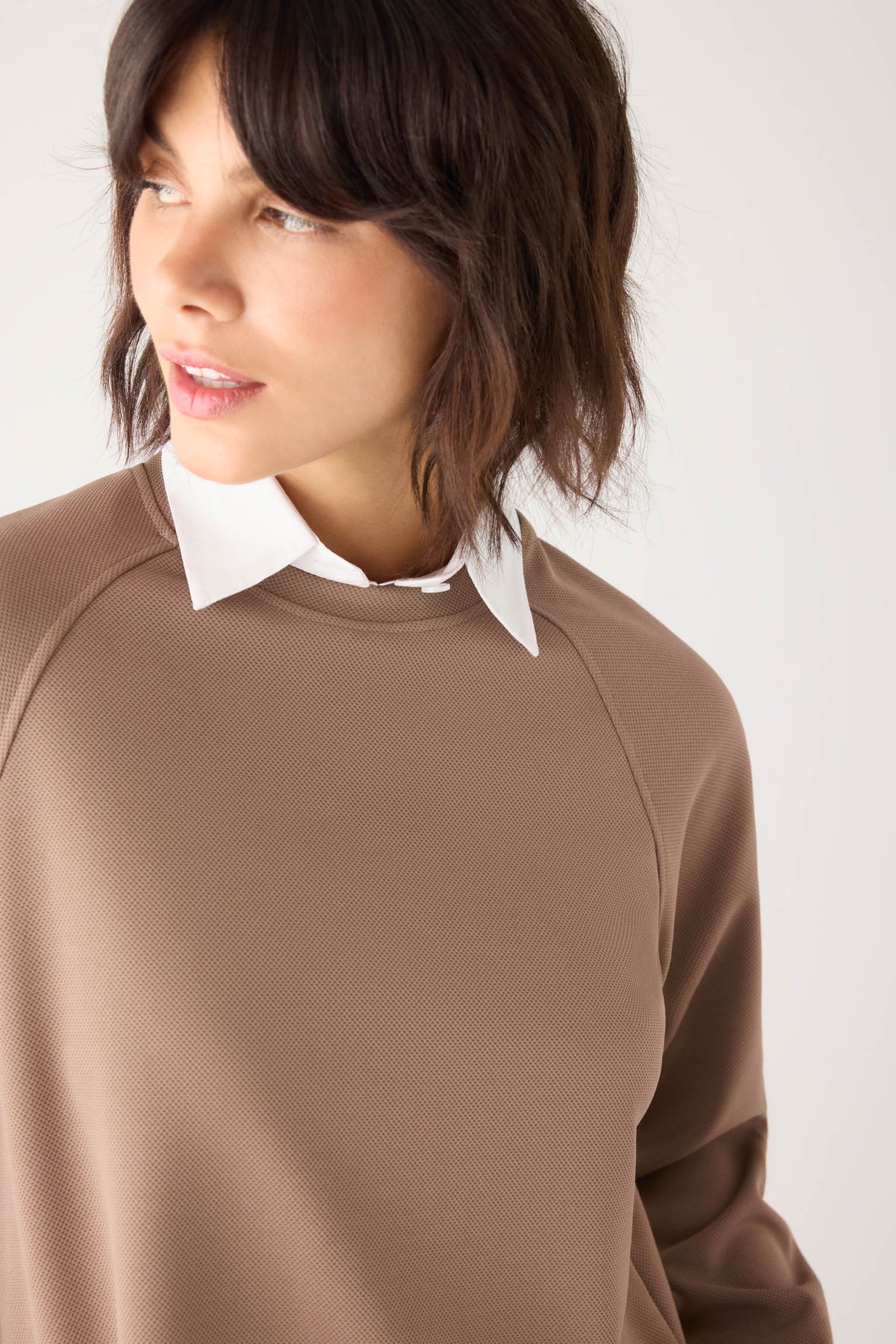 70750-khaki-medio-jersey-comodo-textura-pique-cuello-redondo-manga-raglan-camel