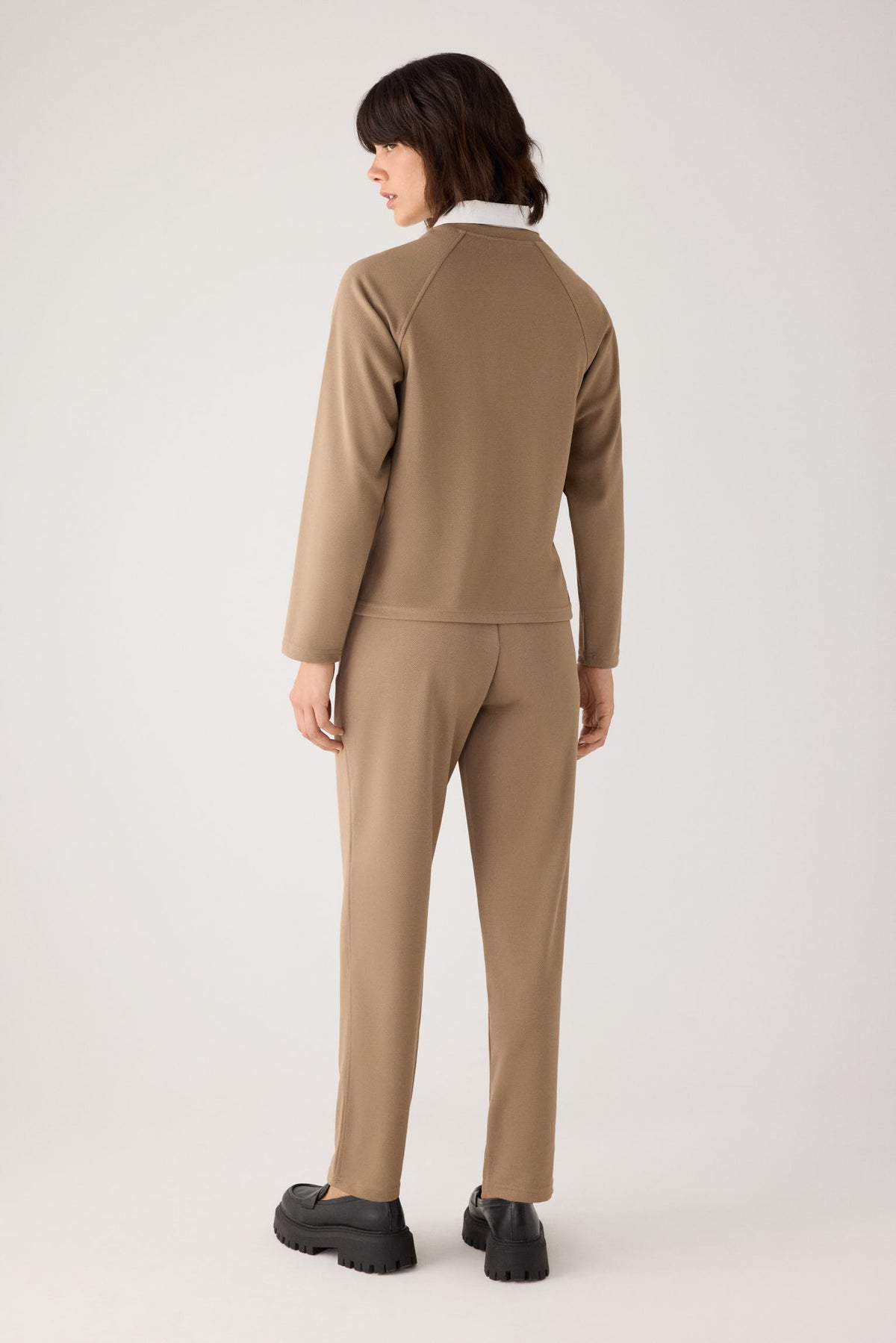 70752-khaki-medio-pantalones-comodos-slim-textura-pique-tiro-alto-camel