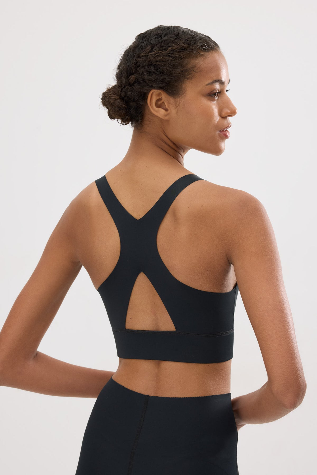 Sujetador deportivo compressive detalle abertura sujeción media negro - Ysabel Mora