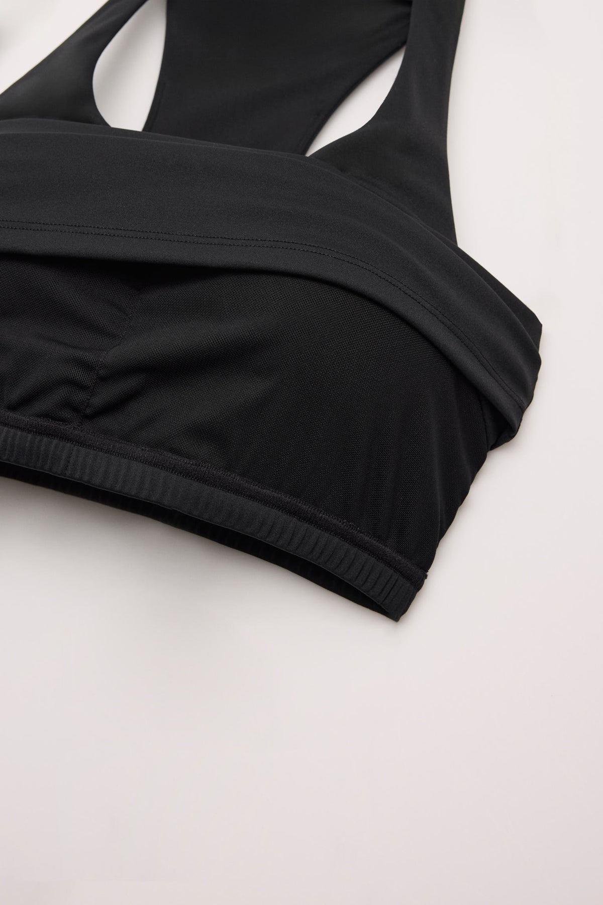 camiseta deportiva con top interior gimnasio en negro detalle tejido acabado relleno extraíble ajuste tipo segunda piel