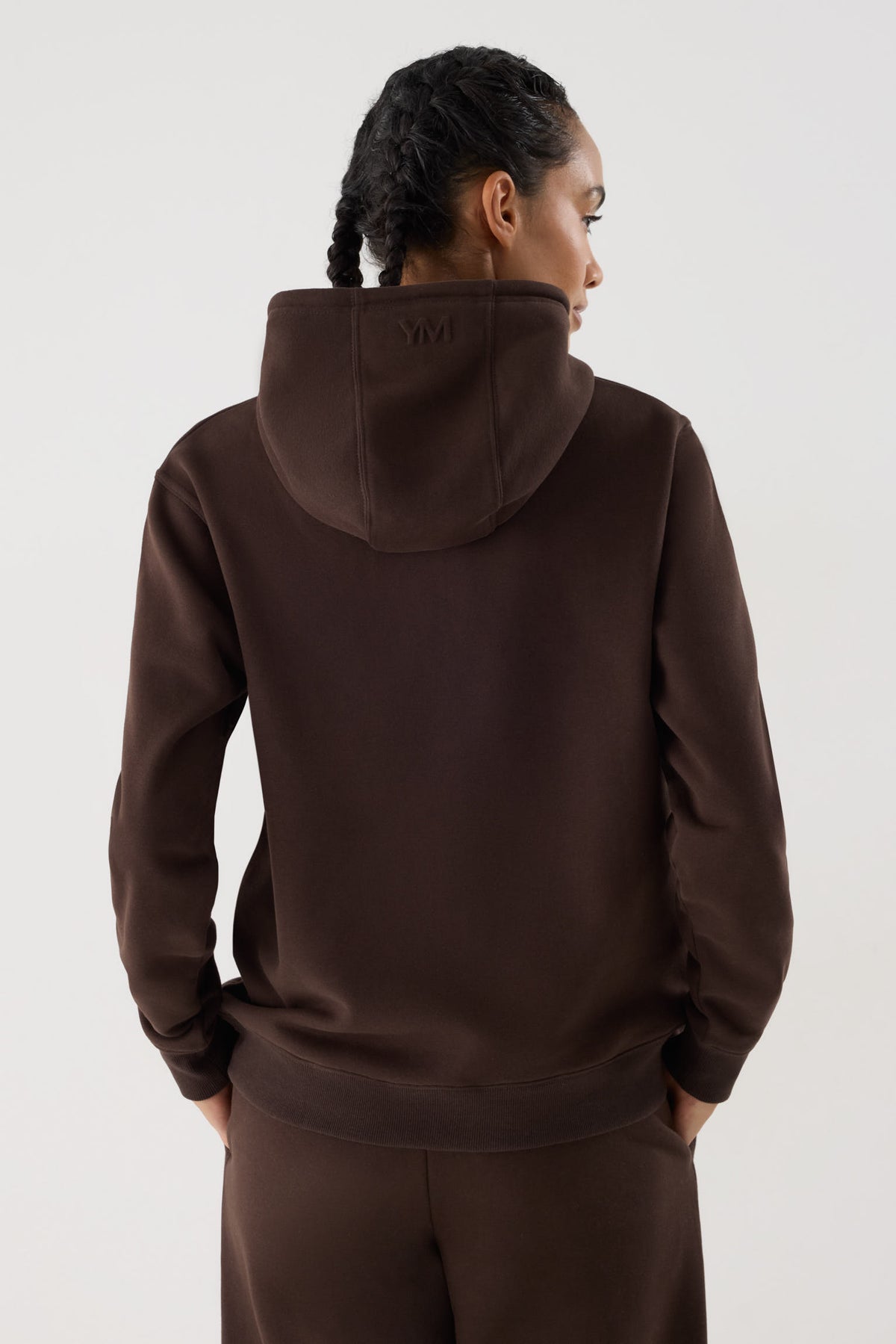 sudadera deportiva con capucha Slowloom en marrón dark chocolate vista en movimiento para entrenamientos estilo relajado para looks comfy