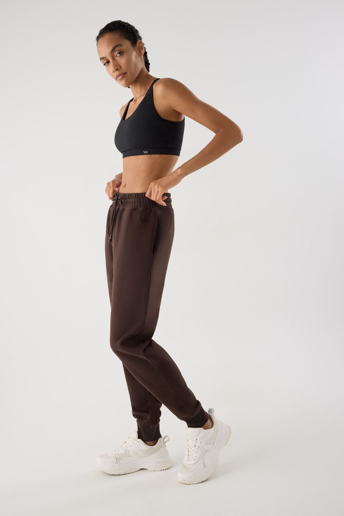 jogger deportivo mujer Slowloom en marrón dark chocolate detalle ajuste silueta patrón relajado para el día a día