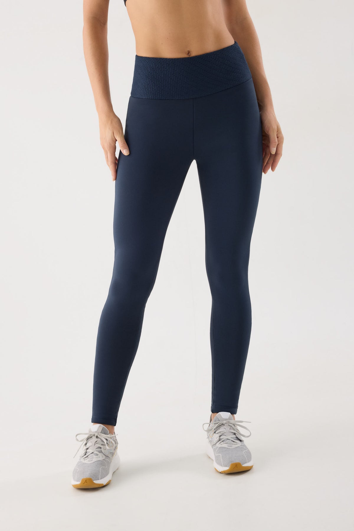 leggings deportivos térmicos pitillo tiro alto termicos en azul noche vista principal en look deportivo calidad ultra termicos para entrenar con frío